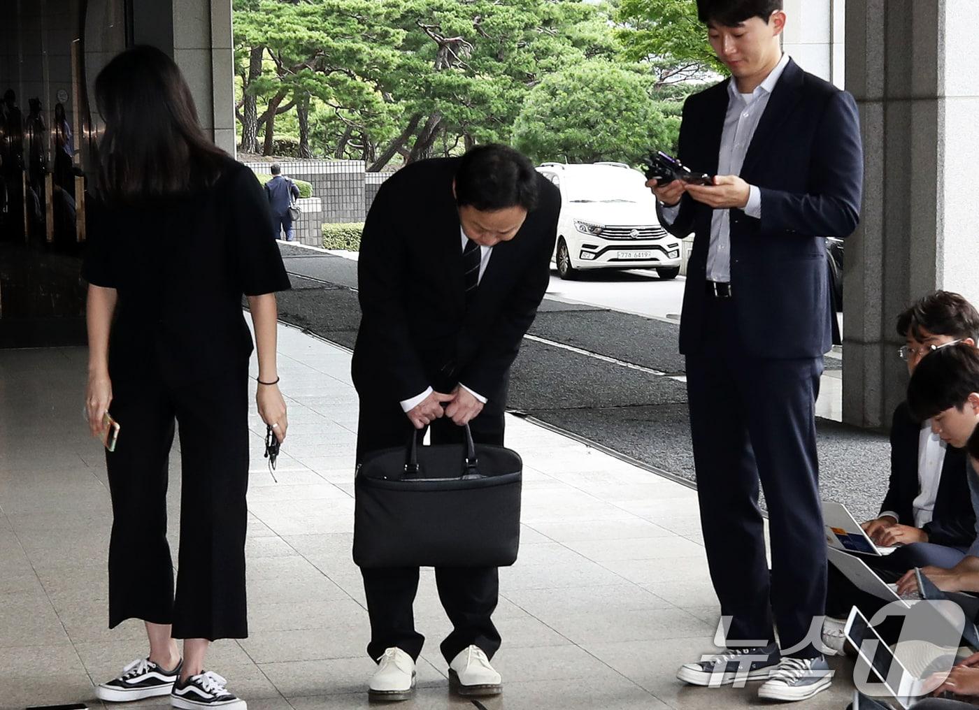 류광진 티몬 대표가 대규모 환불 지연 사태와 관련한 피의자 조사를 받기 위해 19일 오전 서울 서초구 서울중앙지검에 출석하며 고개 숙여 인사하고 있다. 서울중앙지검 티메프 전담수사팀&#40;팀장 이준동 반부패1부장&#41;은 이날 류광진 티몬 대표와 류화현 위메프 대표에게 &#39;티메프&#39;의 판매대금 정산이 어렵다는 점을 인지한 시점 등을 집중적으로 조사할 방침이다. 2024.9.19/뉴스1 ⓒ News1 오대일 기자