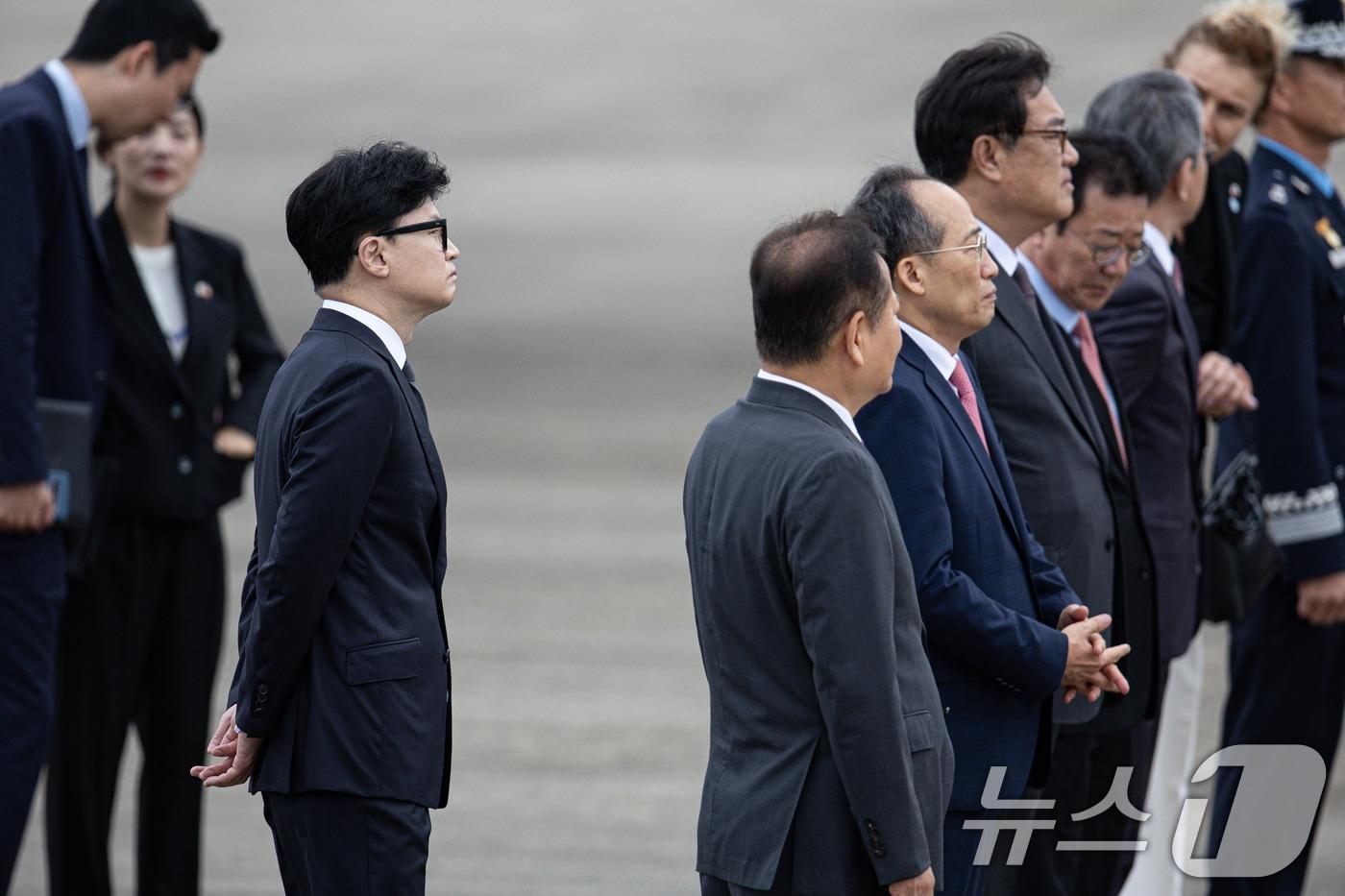 한동훈 국민의힘 대표가 19일 오전 경기 성남 서울공항에서 체코로 출국하는 윤석열 대통령을 환송하기 위해 활주로에서 대기하고 있다. 2024.9.19/뉴스1 ⓒ News1 이재명 기자