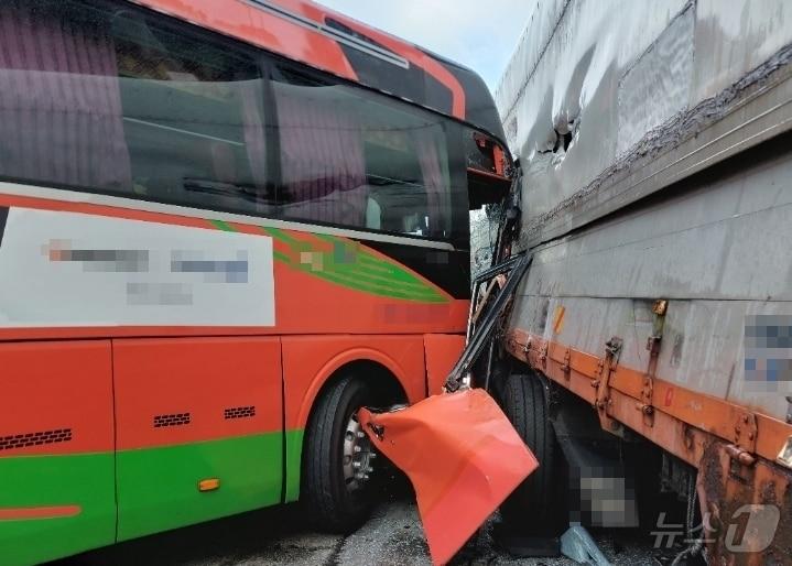  19일 오전 7시 13분께 대전 대덕구 신일동에서 한국타이어 직원을 태운 통근버스가 도롯가에 주차된 화물차 측면을 들이박은 모습. &#40;대전소방본부 제공&#41;/뉴스1