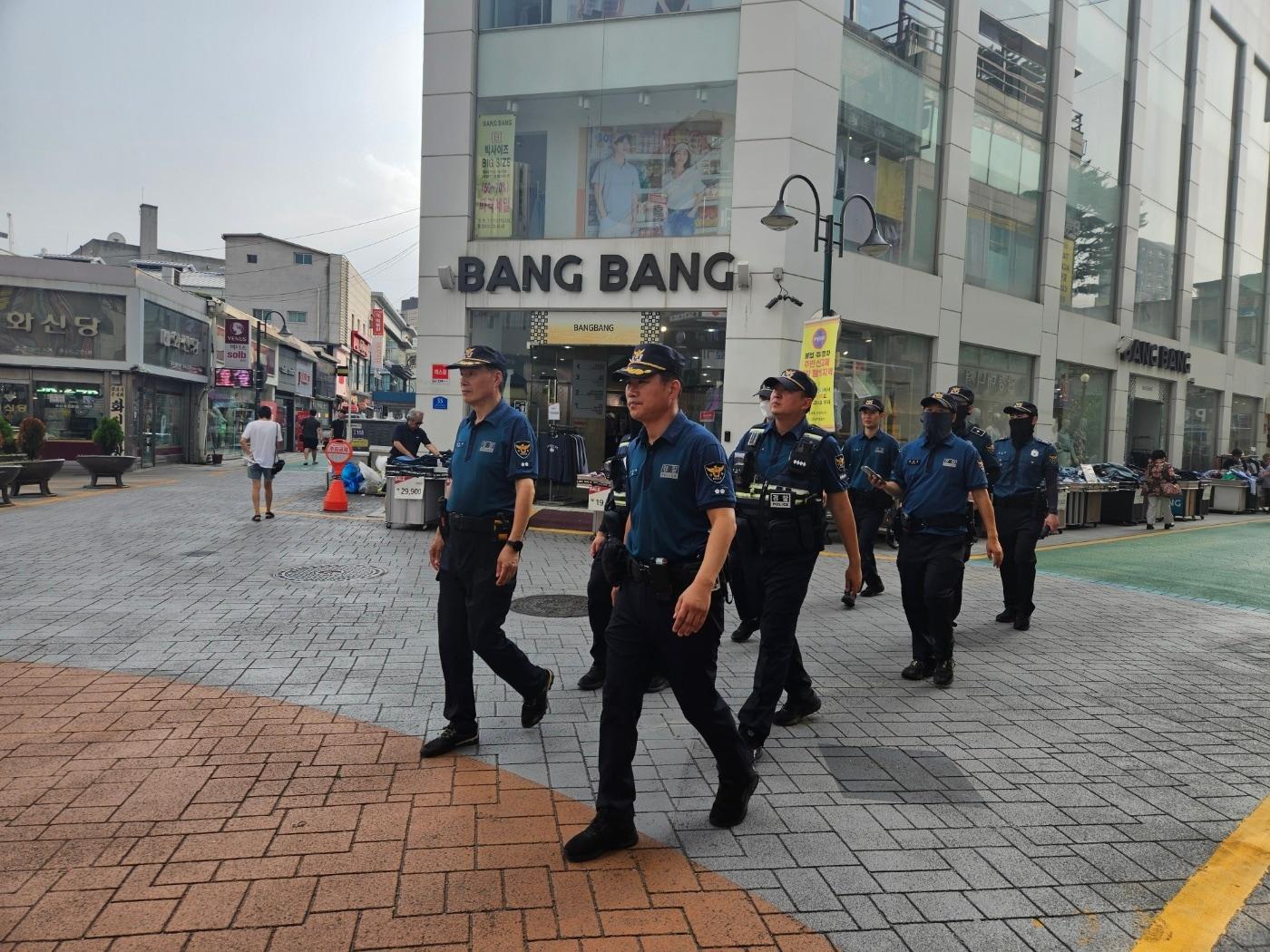  경기북부경찰청 기동순찰대가 의정부시 로데오 거리에서 순찰활동을 벌이고 있다.&#40;경기북부경찰청 제공&#41;/뉴스1