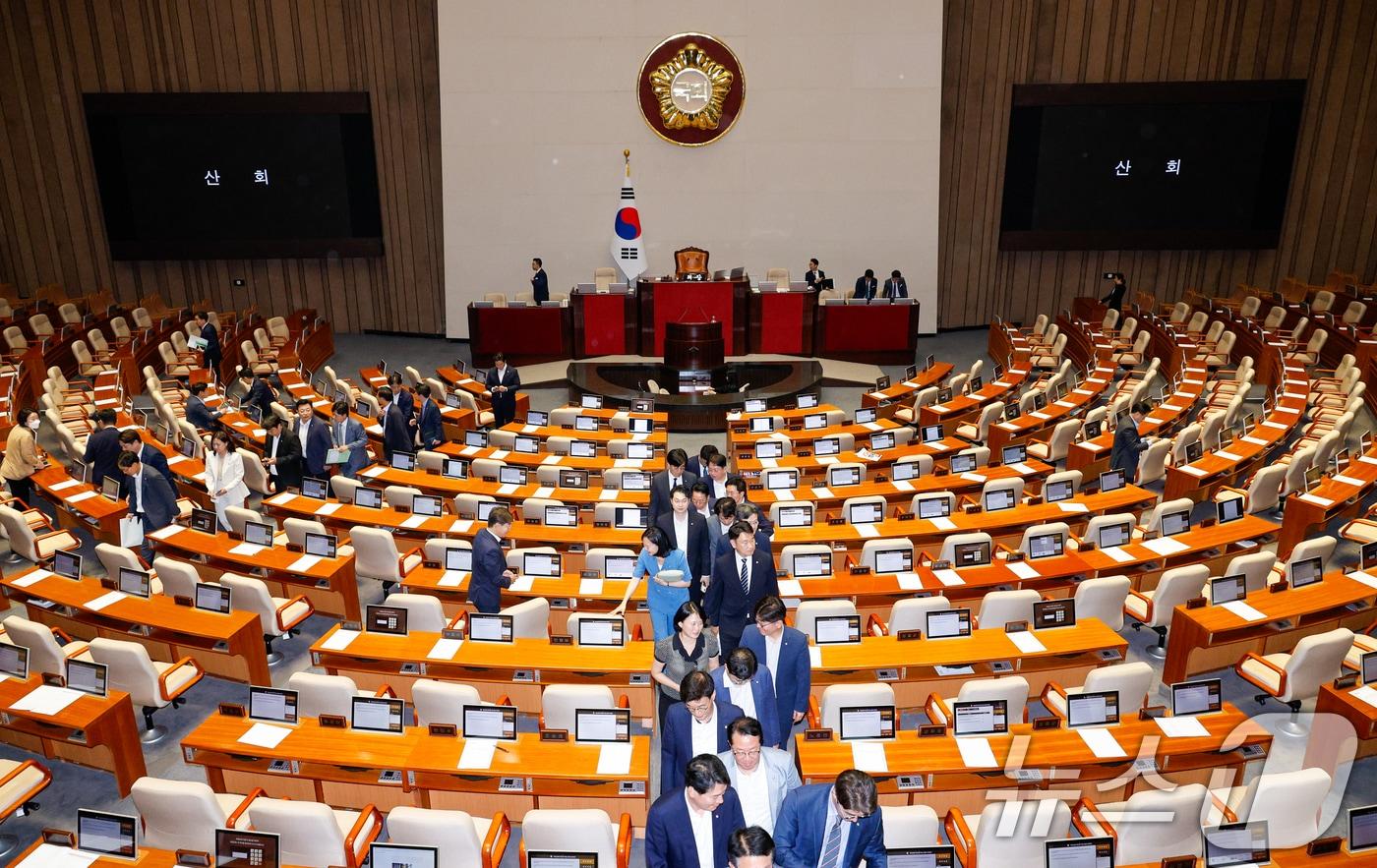 19일 오후 서울 여의도 국회에서 열린 제418회국회&#40;정기회&#41; 제8차 본회의에서 김건희 특검법, 채해병 특검법, 지역화폐법 표결을 마친 야당 의원들이 퇴장하고 있다. 2024.9.19/뉴스1 ⓒ News1 안은나 기자