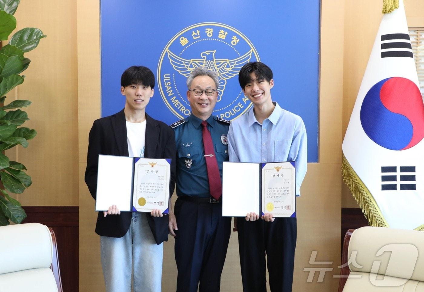 울산경찰청&#40;정상진 청장&#41;이 19일 피싱예방 댄스 챌린지 이벤트 홍보에 기여한 &#39;수마일&#39;에게 감사장을 전달하고 기념촬영을 하고 있다.&#40;울산경찰청제공&#41;