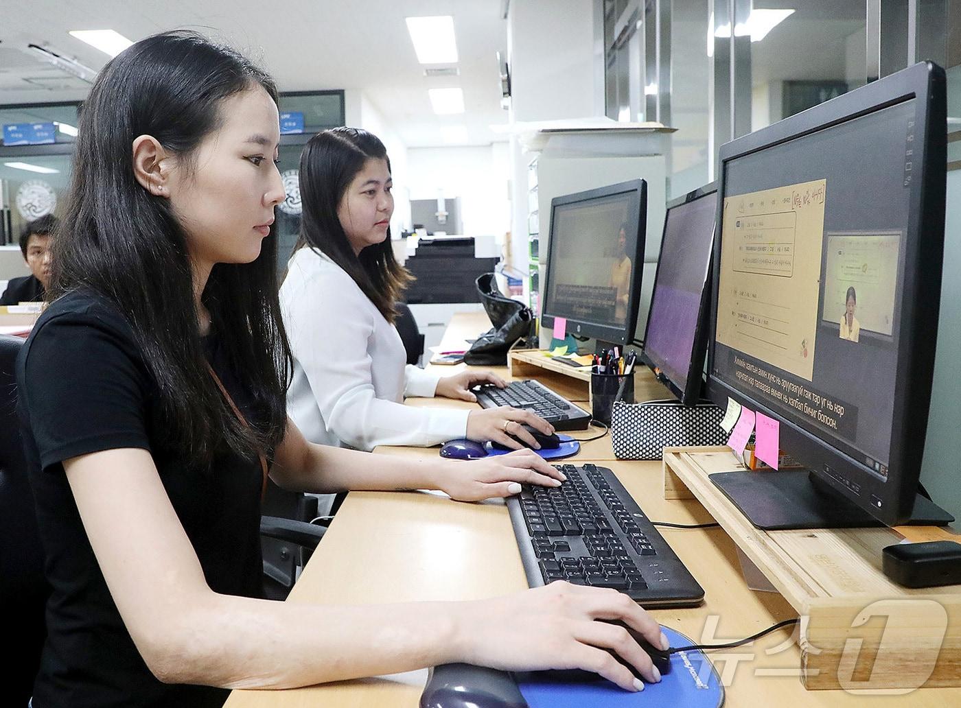 영남이공대에 재학 중인 몽골 유학생과 미얀마 유학생이 각각 모국어로 온라인 강의를 듣고 있다. &#40;영남이공대 제공&#41;