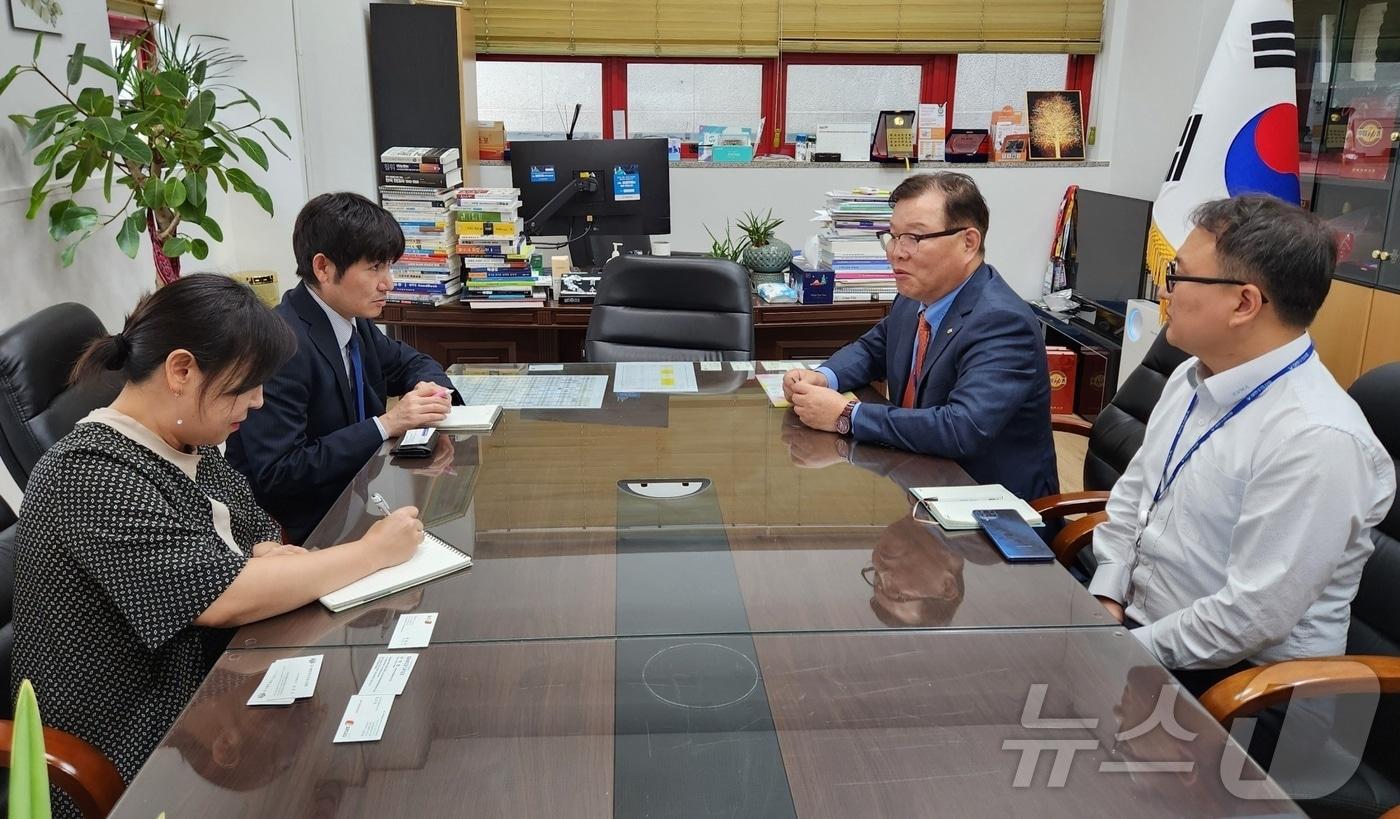 허주형 대한수의사회 회장&#40;오른쪽 위&#41;과 주대한민국일본국대사관 농림수산식품담당인 바바 준 참사관은 19일 경기 성남 수의과학회관에서 면담을 가졌다. ⓒ 뉴스1 한송아 기자