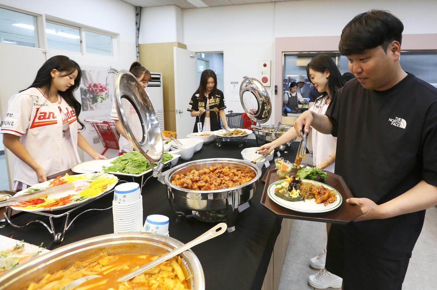 추신수가 임직원에게 감사의 마음을 담아 저녁 만찬과 선물을 제공하는 이벤트를 열었다.&#40;SSG 랜더스 제공&#41;