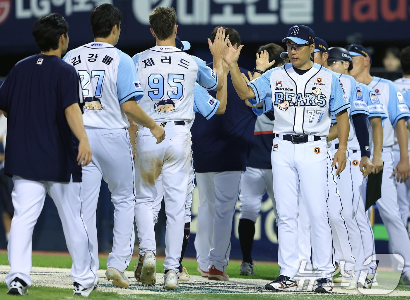 19일 오후 서울 송파구 올림픽로 잠실야구장에서 열린 프로야구 &#39;2024 신한 SOL 뱅크 KBO리그&#39; 두산 베어스와 KIA 타이거즈의 경기에서 승리를 거둔 두산 이승엽 감독이 선수들과 하이파이브를 나누고 있다. 2024.9.19/뉴스1 ⓒ News1 박정호 기자