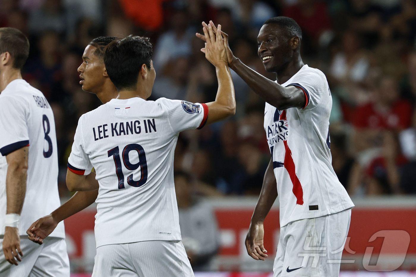 PSG 이강인&#40;19번&#41;이 2일&#40;한국시간&#41; 열린 릴과 2024-25 프랑스 리그1 3라운드 원정 경기에서 후반 47분 팀의 세 번째 골을 넣은 랑달 콜로 무아니와 기뻐하고 있다. ⓒ AFP=뉴스1