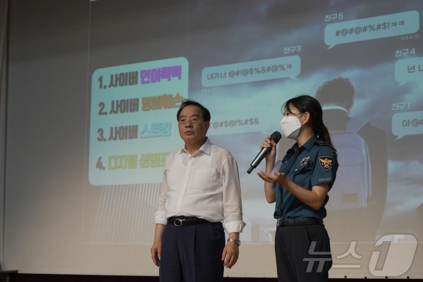 부산고에서 법교육을 하는 하윤수 교육감.&#40;부산시교육청 제공&#41;