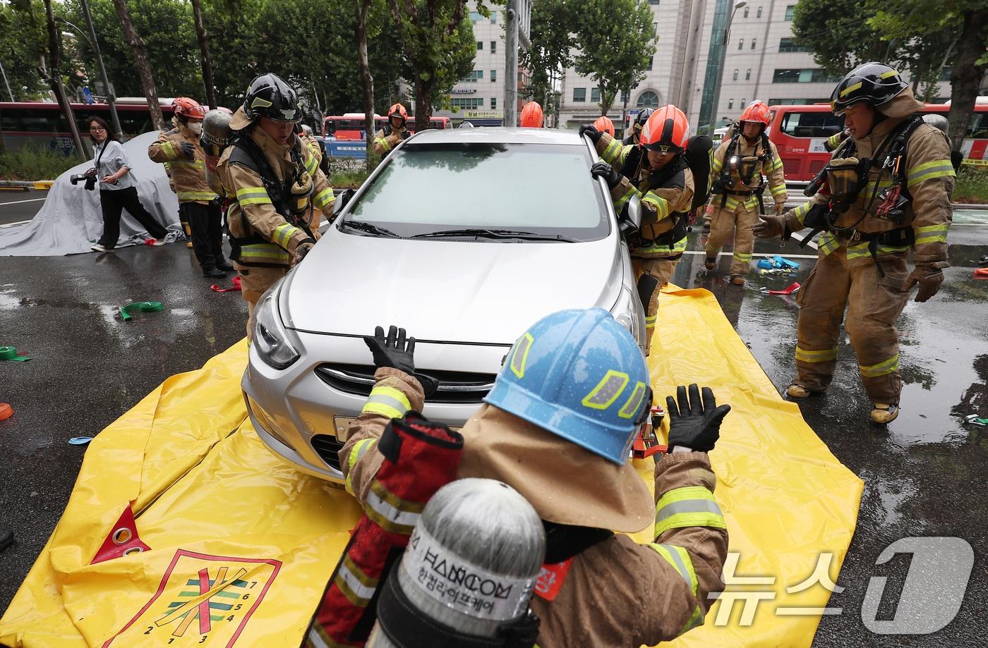 2일 서울 서초구 매헌시민의 숲 공영주차장에서 서초구와 서초소방서가 전기차 화재 대응 소방 합동훈련을 하는 모습. ⓒ News1 김성진 기자