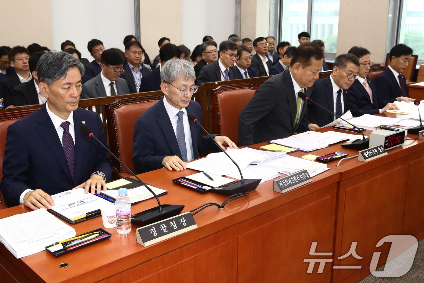 2일 오전 국회에서 열린 행정안전위원회 전체회의에 국무위원들이 출석해 자리하고 있다. 왼쪽부터 조지호 경찰청장, 김광동 진실화해위원회위원장, 이상민 행정안전부 장관, 김용빈 중앙선거관리위원회 사무총장, 연원정 인사혁신처장, 허석곤 소방청장.2024.9.2/뉴스1 ⓒ News1 이광호 기자