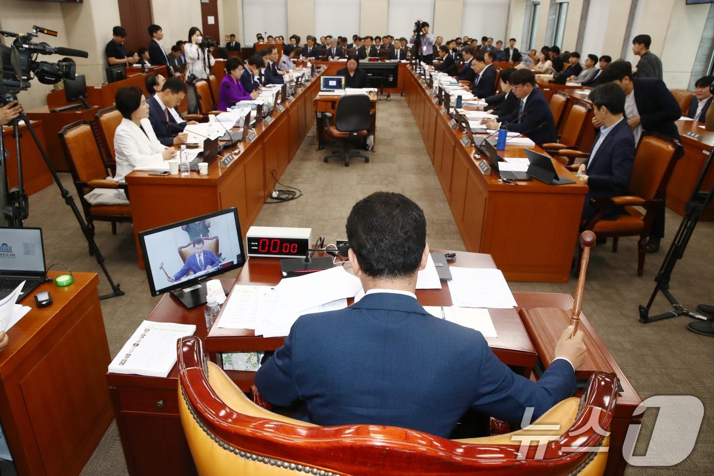 신정훈 국회 행안위원장이 2일 오전 국회에서 열린 행정안전위원회 전체회의에서 의사봉을 두드리고 있다. 2024.9.2/뉴스1 ⓒ News1 이광호 기자