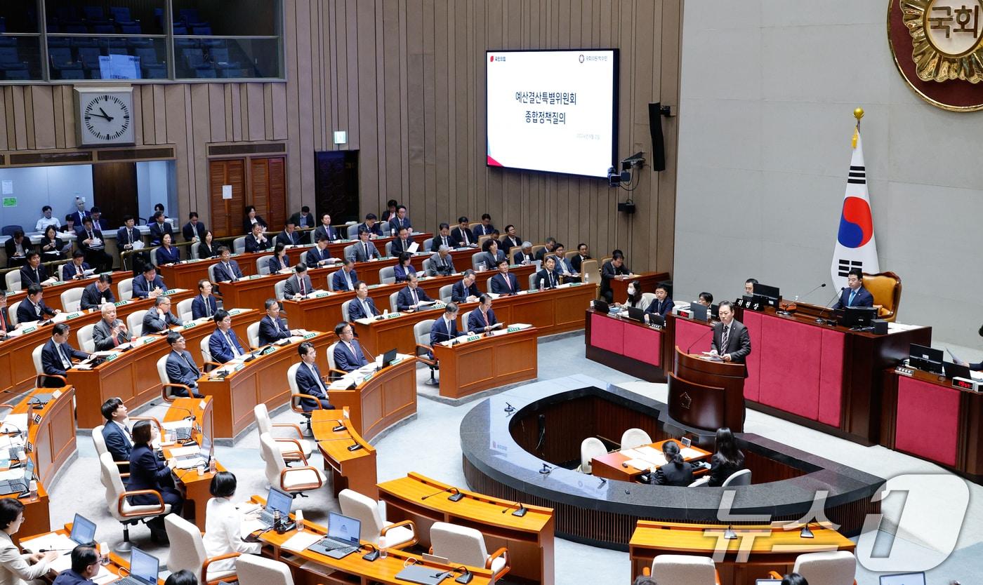 한덕수 국무총리를 비롯한 국무위원들이 2일 오전 서울 여의도 국회에서 열린 제418회국회&#40;정기회&#41; 제1차 예산결산특별위원회 전체회의에서 박수민 국민의힘 의원 질의를 듣고 있다. 2024.9.2/뉴스1 ⓒ News1 안은나 기자