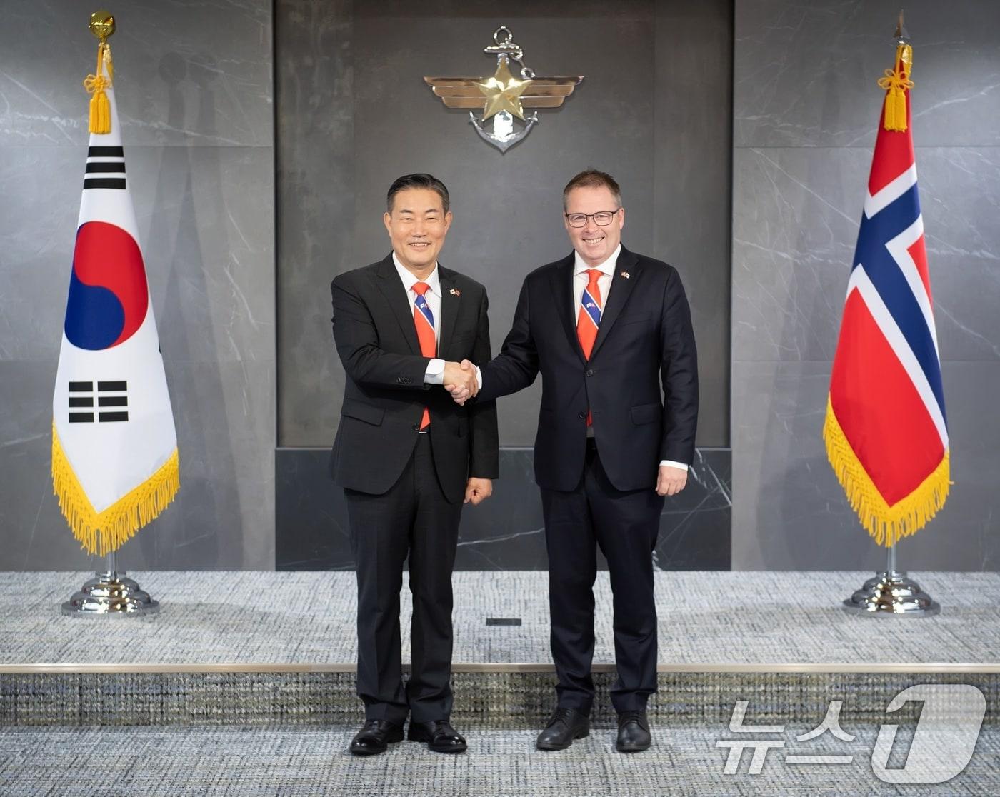 신원식 국방부 장관이 2일 서울 용산구 국방부에서 뵨 아릴드 그람 노르웨이 국방장관과 양자회담 전 기념촬영 하고 있다. &#40;국방부 제공&#41; 2024.9.2/뉴스1