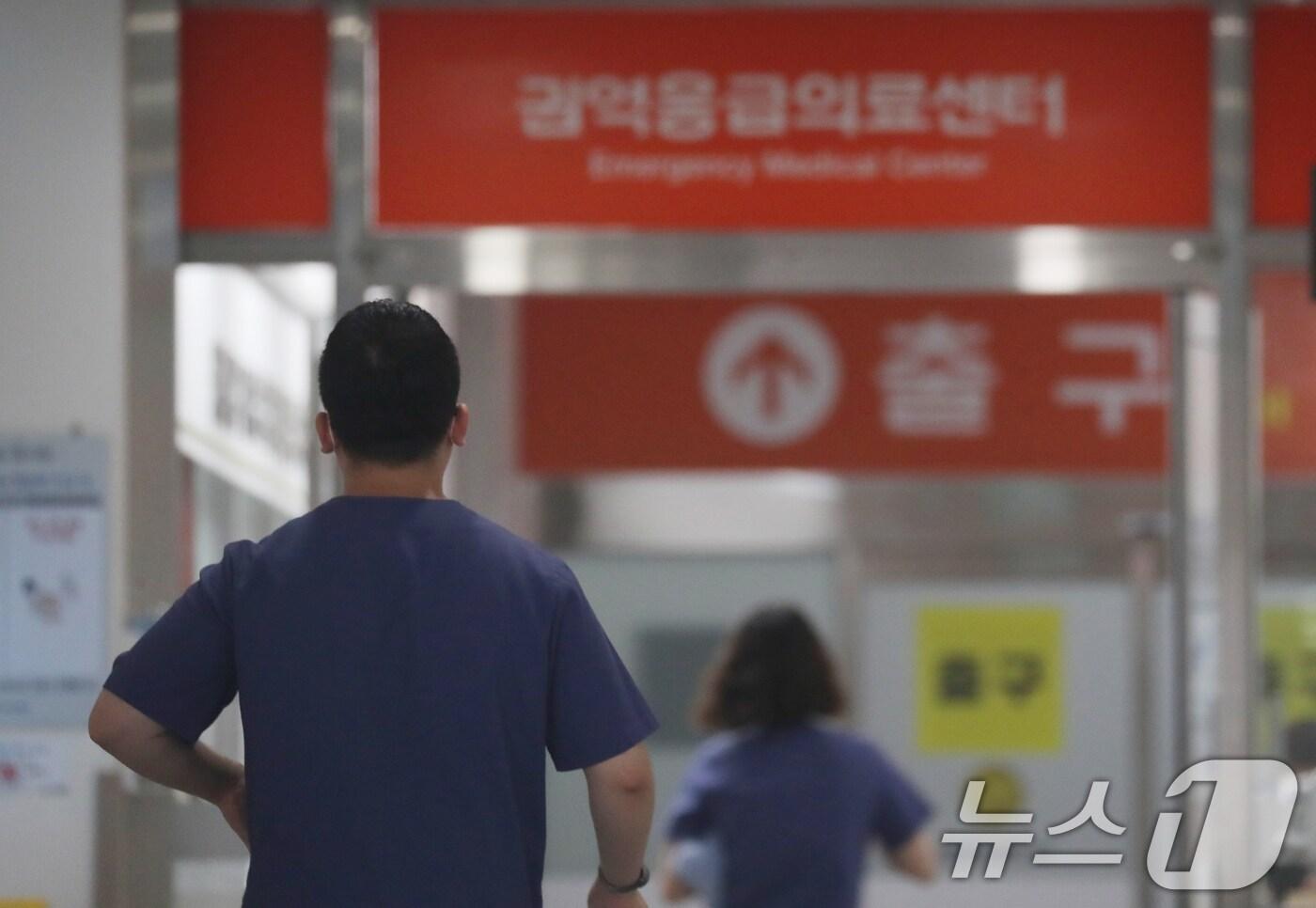 2일 경기 수원시 영통구 아주대학교병원 응급실 앞으로 의료진이 지나가고 있다. 아주대학교병원은 최근 응급실 의료진의 피로 누적과 과부하 등으로 주 1회 진료 제한을 포함해 여러 대응 방안을 검토한 가운데 주 7일 진료를 그대로 이어가기로 했다. 2024.9.2/뉴스1 ⓒ News1 김영운 기자