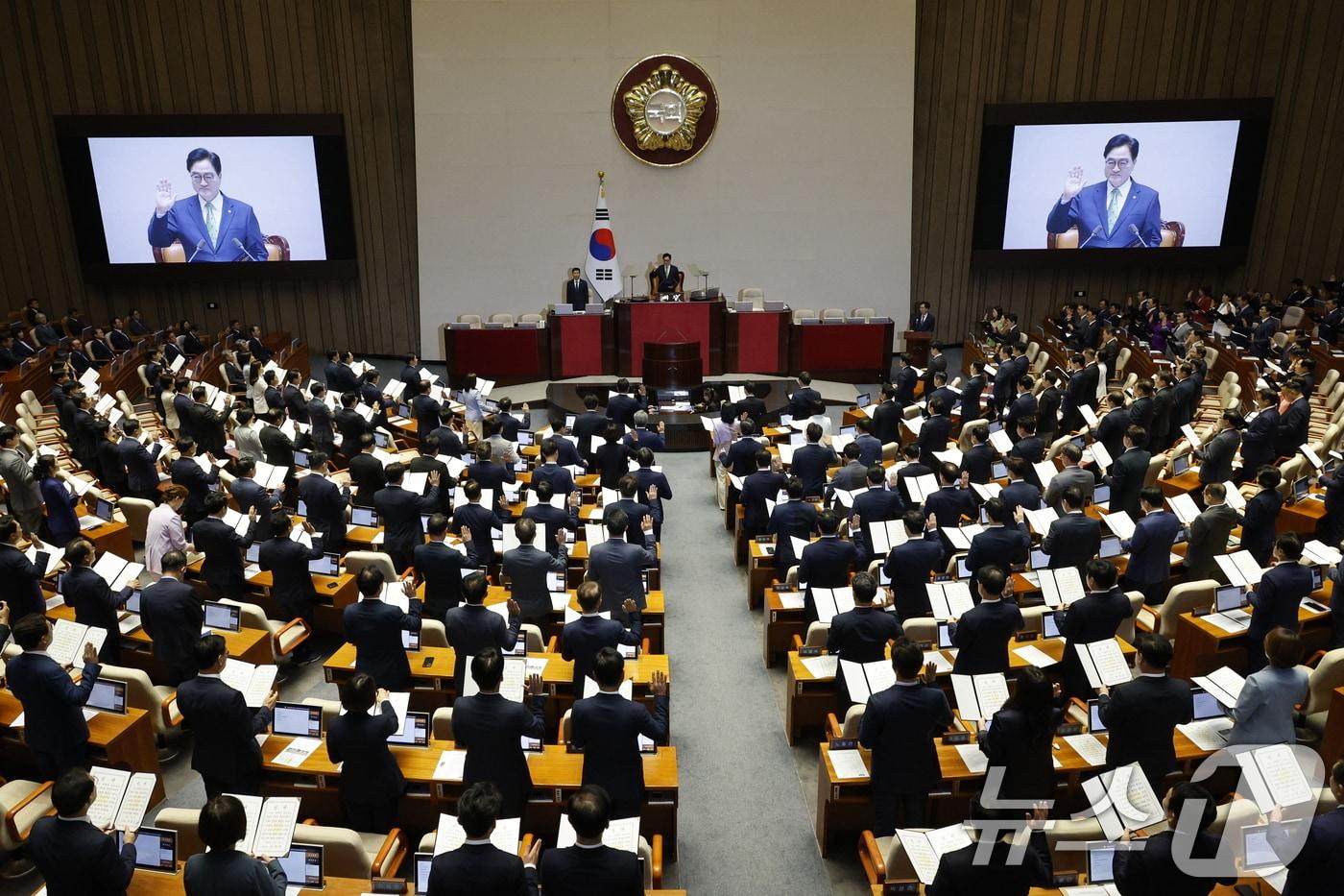 우원식 국회의장과 22대 국회의원들이 2일 오후 서울 여의도 국회 본회의장에서 열린 제22대 국회 개원식 겸 제418회 국회&#40;정기회&#41; 개회식에서 선서를 하고 있다. 2024.9.2/뉴스1 ⓒ News1 안은나 기자