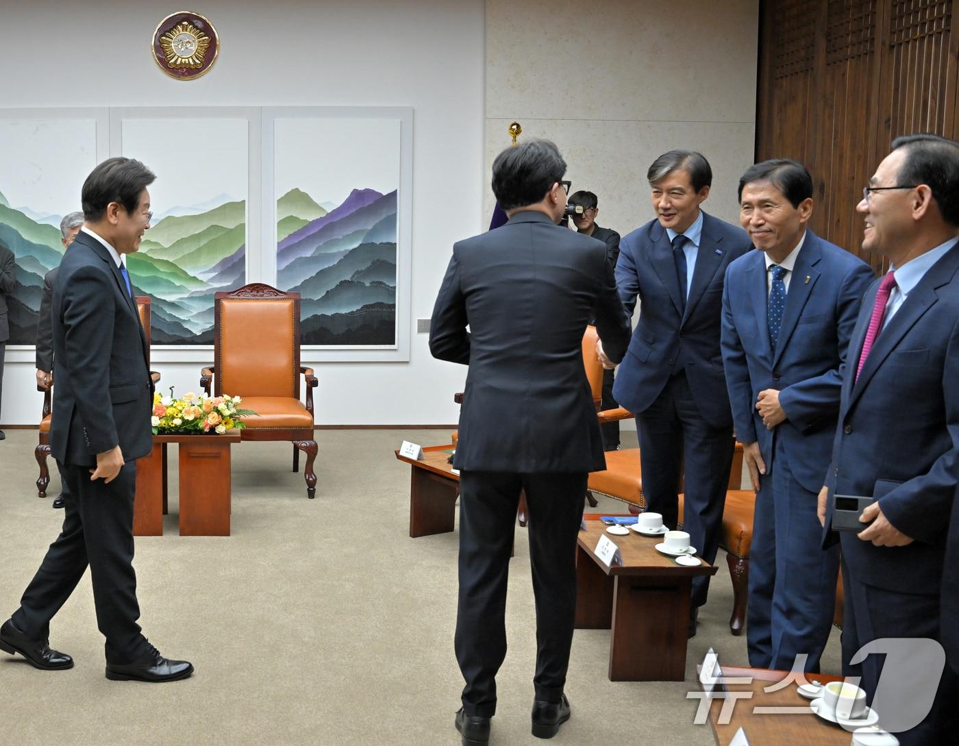 한동훈 국민의힘 대표와 조국 조국혁신당 대표가 2일 오후 서울 여의도 국회본청 의장접견실에서 열린 제22대국회 개원식 겸 정기회 개회식 사전환담에서 인사하고 있다. 2024.9.2/뉴스1 ⓒ News1 국회사진취재단