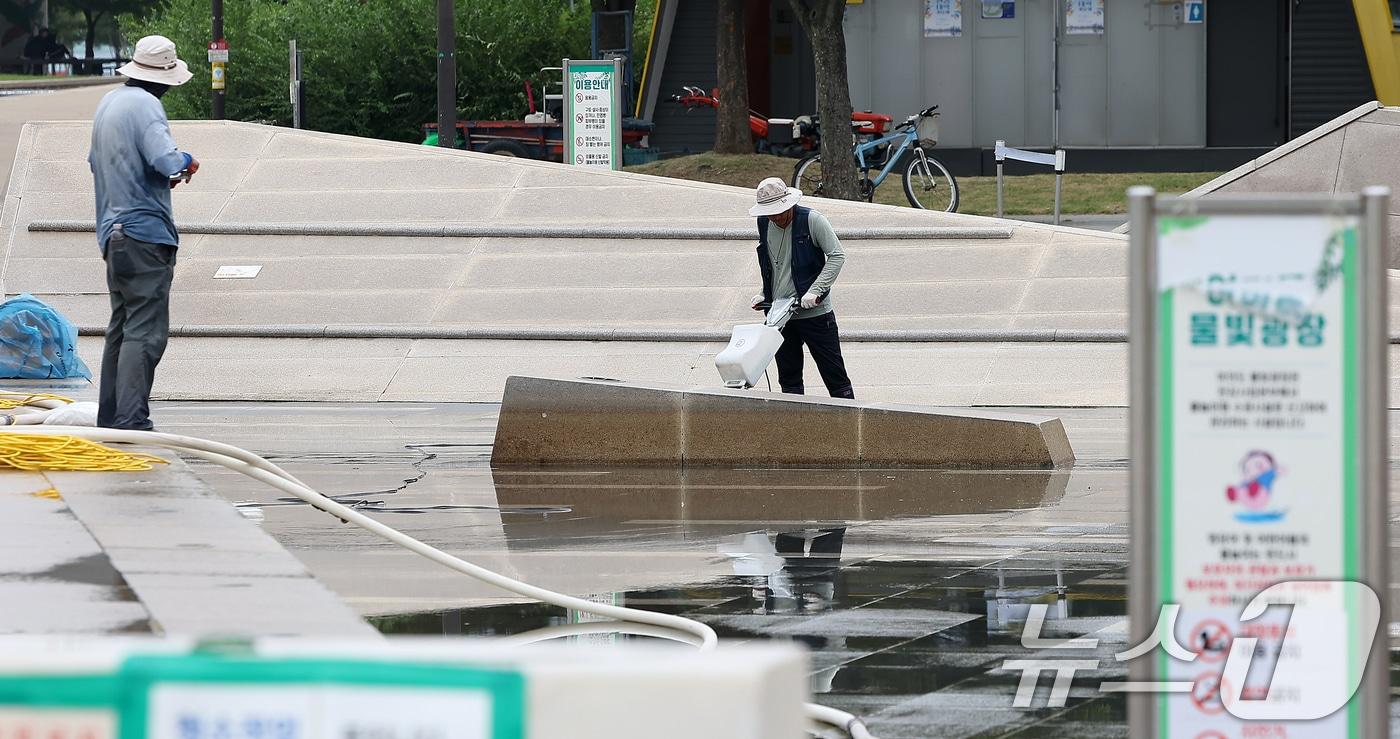 가을비가 내리며 찜통 더위가 한풀 꺾인 2일 오후 영등포구 여의도 한강공원 물빛광장에서 공원 관계자들이 물청소를 하고 있다. 2024.9.2/뉴스1 ⓒ News1 김진환 기자