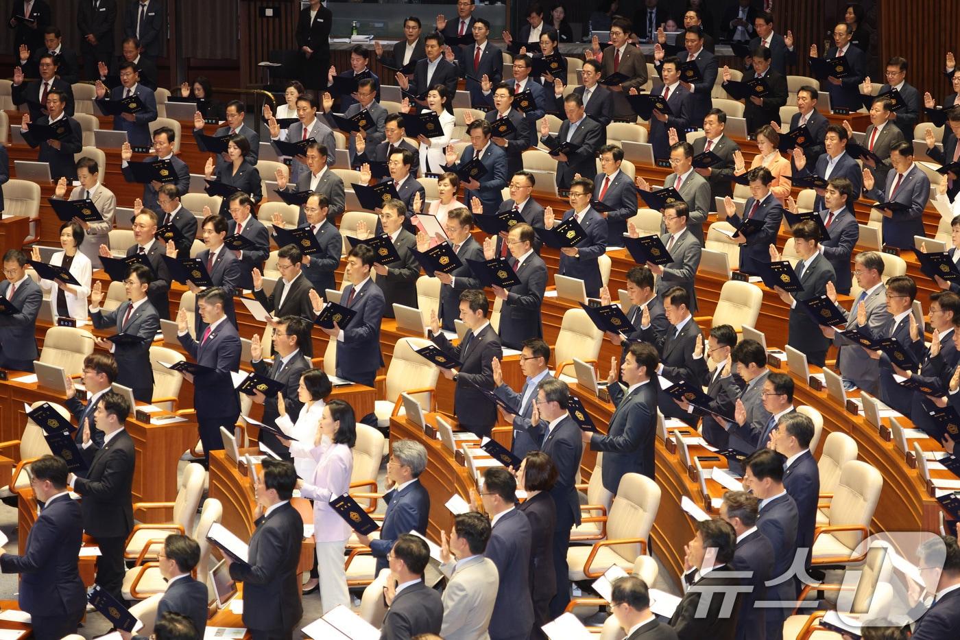 2일 오후 서울 여의도 국회 본회의장에서 열린 제22대 국회 개원식 겸 제418회 국회&#40;정기회&#41; 개회식에서 의원들이 선서를 하고 있다. 2024.9.2/뉴스1 ⓒ News1 신웅수 기자