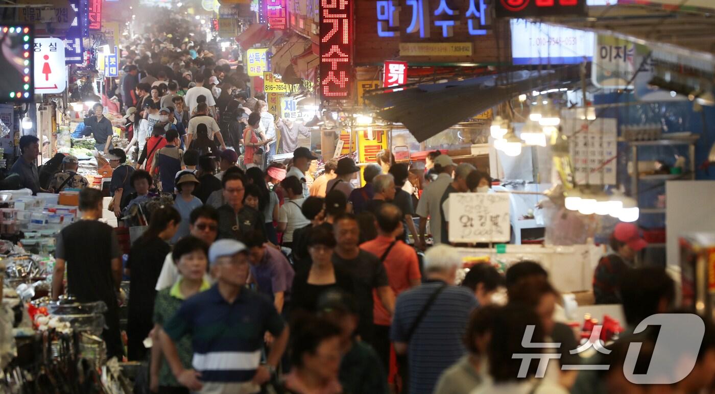 추석 연휴를 2주 앞둔 2일 부산진구 부전시장이 명절 제수용품을 구입하려는 시민들로 북적이고 있다. 2024.9.2/뉴스1 ⓒ News1 윤일지 기자