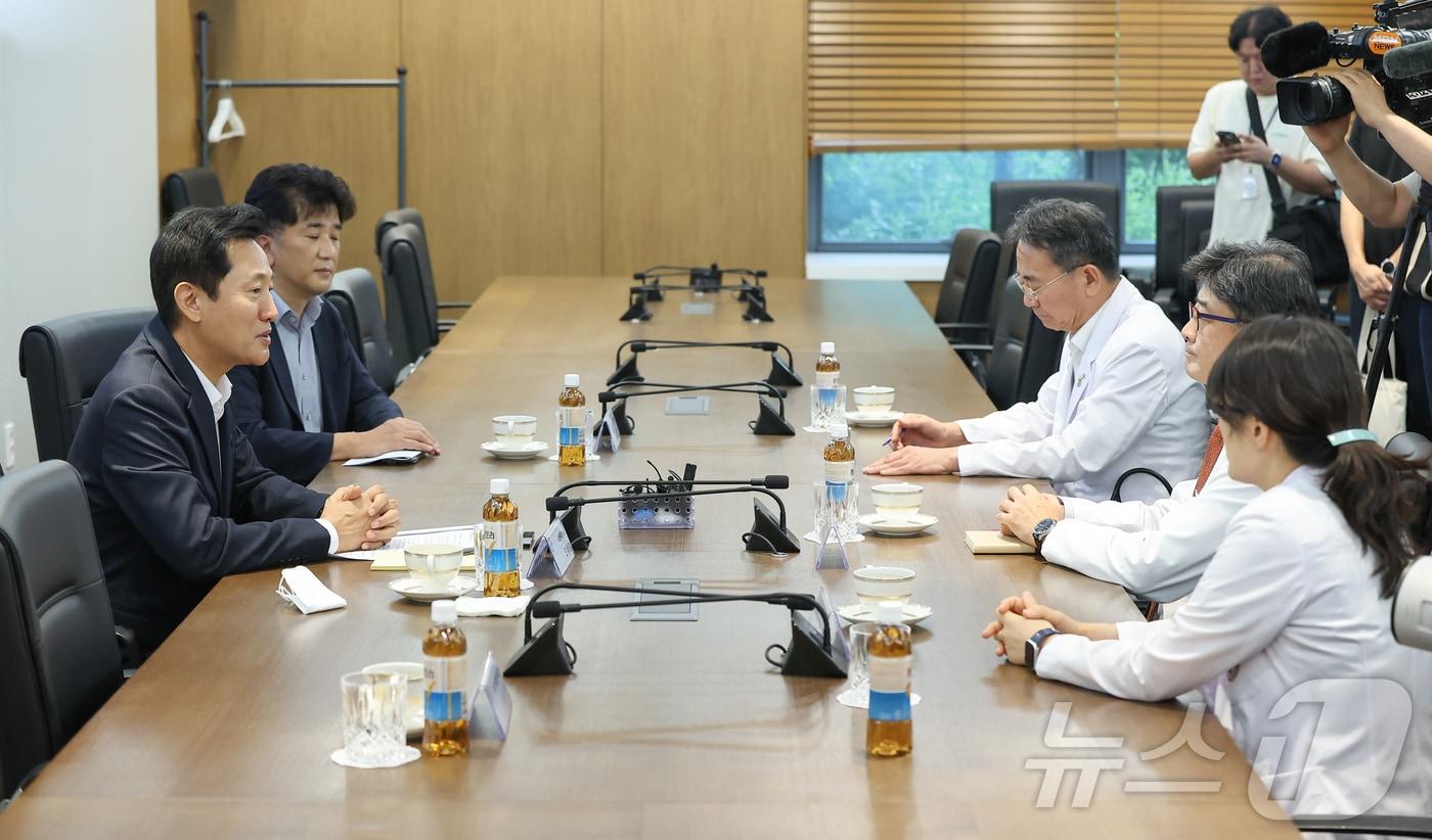 오세훈 서울시장이 2일 서울 성북구 고려대학교 안암병원 권역응급의료센터을 방문해 한승범 안암병원장을 비롯한 의료진과 대화를 나누고 있다. 2024.9.2/뉴스1 ⓒ News1 김도우 기자