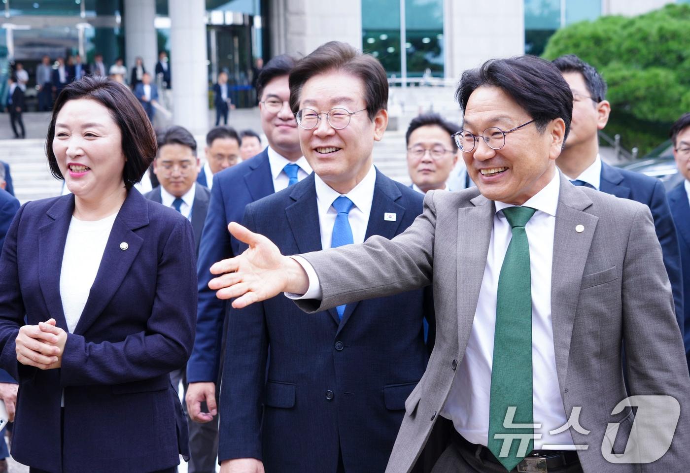 강기정 광주시장이 2일 오전 서울 국회의원회관에서 열린 &#39;광주의 날&#39; 개막식에 참석한 이재명 더불어민주당 대표를 야외 캐스퍼 전기차&#40;EV&#41; 전시장으로 안내하고 있다.&#40;광주시 제공&#41;2024.9.2/뉴스1 