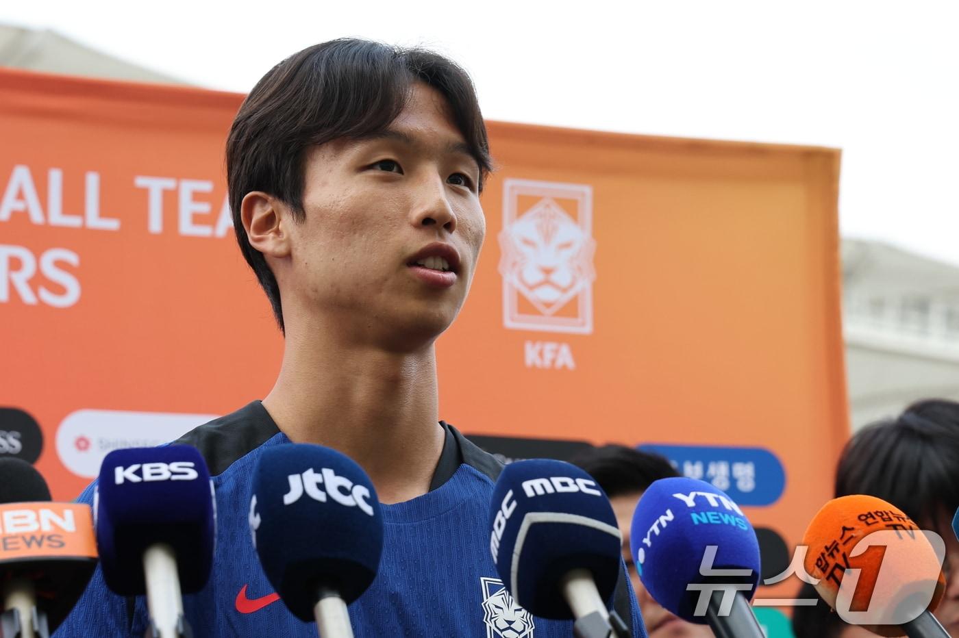 대한민국 축구 국가대표팀 엄지성이 2일 오후 경기 고양시 고양종합운동장에서 북중미 월드컵 3차 예선 팔레스타인전을 앞두고 훈련 전 공식 인터뷰를 하고 있다. 2024.9.2/뉴스1 ⓒ News1 이동해 기자