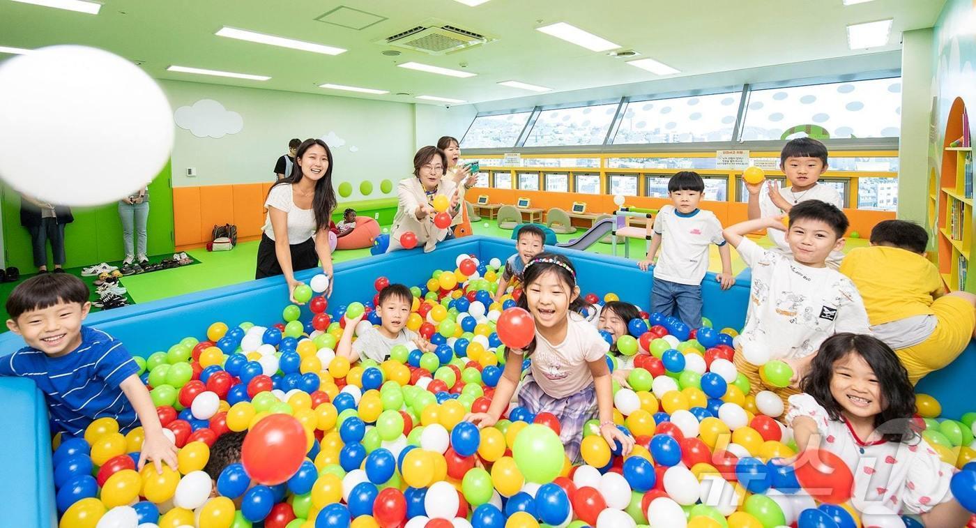 용산구 종합행정타운 10층 어린이 북카페&#40;키즈존&#41; 볼풀장. &#40;용산구 제공&#41;ⓒ 뉴스1