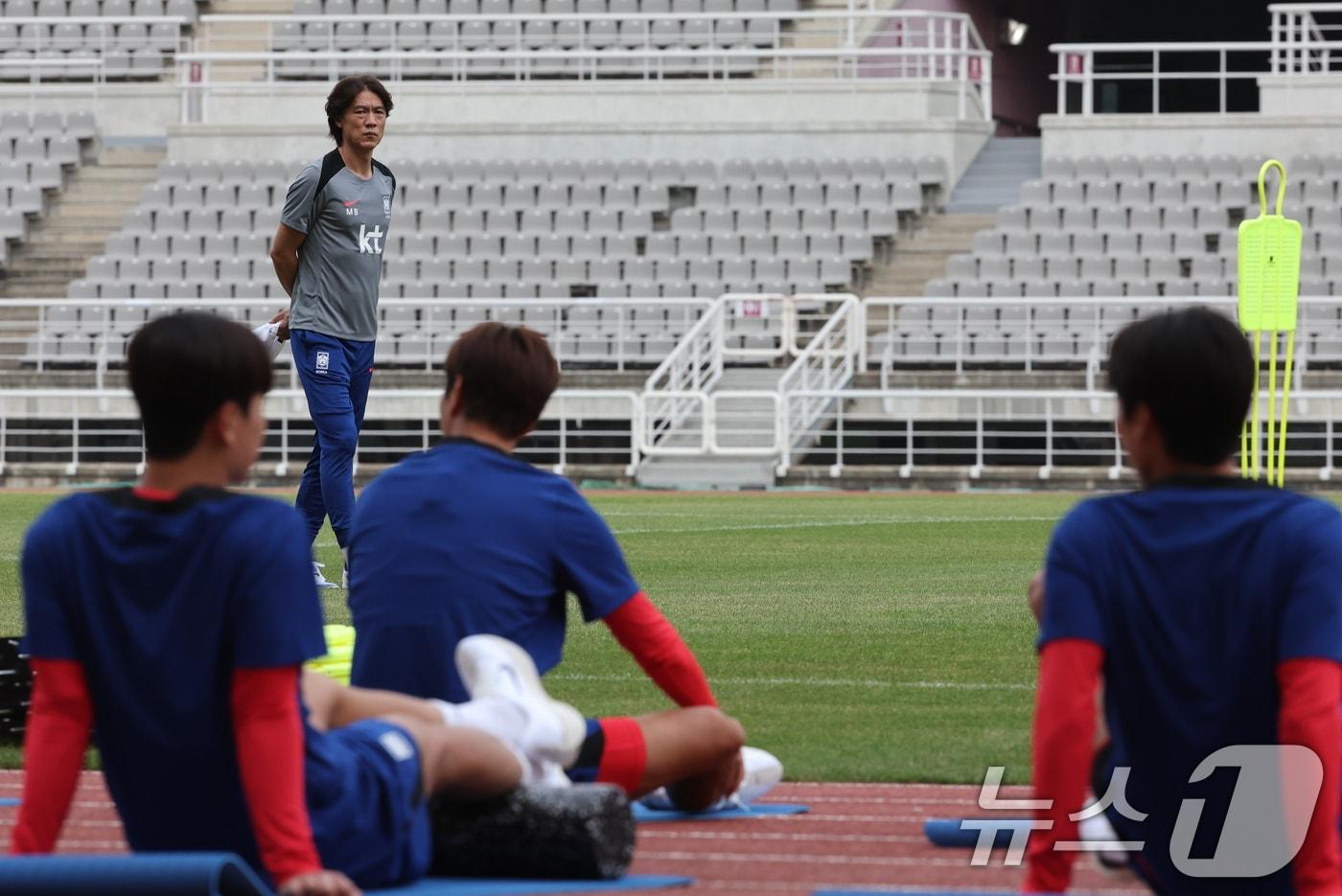 대한민국 축구 국가대표팀 홍명보 감독을 비롯한 선수들이 2일 오후 경기 고양시 고양종합운동장에서 북중미 월드컵 3차 예선 팔레스타인과의 경기를 앞두고 훈련을 하고 있다. 2024.9.2/뉴스1 ⓒ News1 이동해 기자