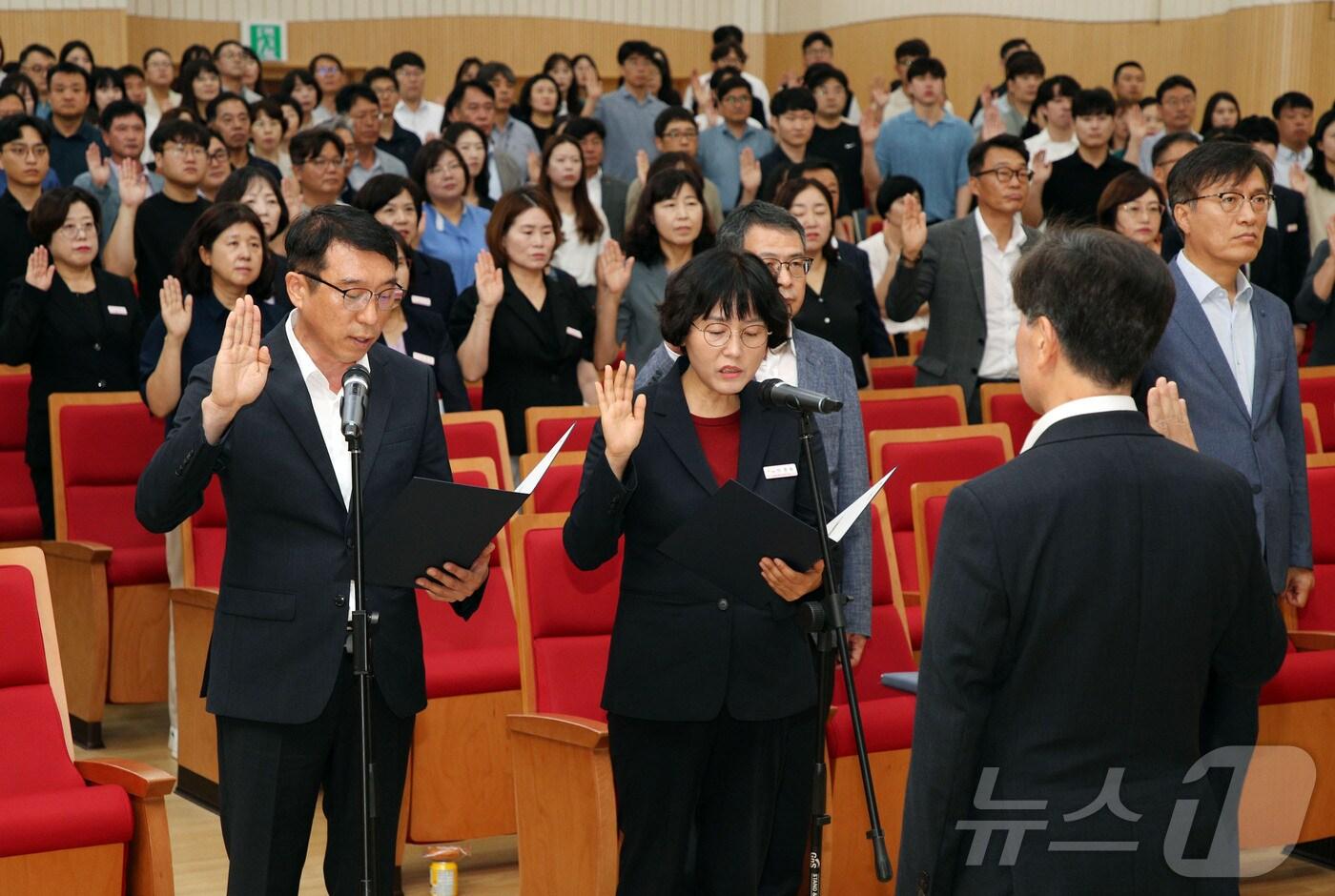 밀양시 공무원들이 2일 시청 대강당에서 열린 결의대회에 참석해 투명 행정을 다짐하고 있다.&#40;밀양시 제공&#41;