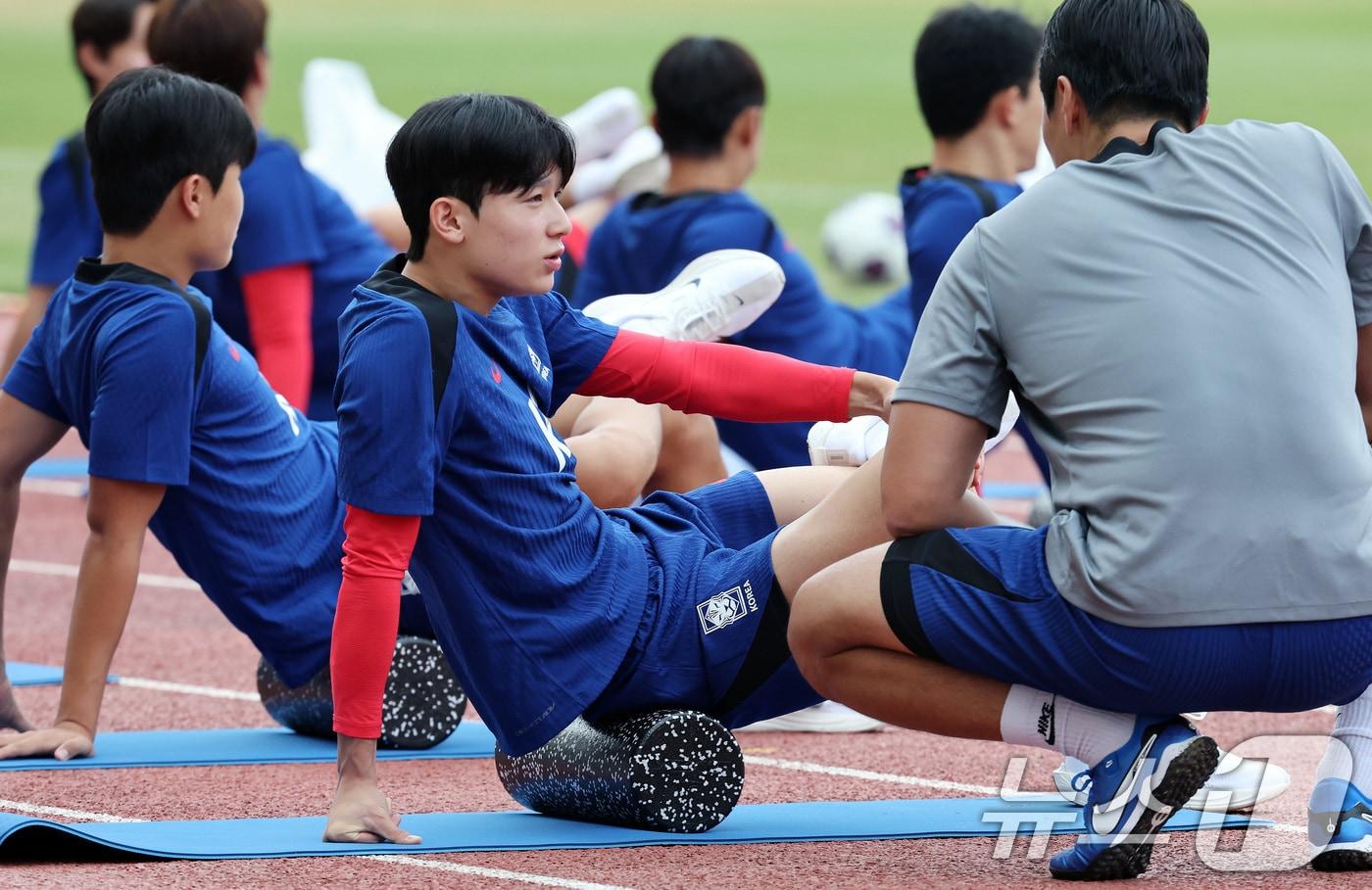 대한민국 축구 국가대표팀 양민혁이 2일 오후 경기 고양시 고양종합운동장에서 북중미 월드컵 3차 예선 팔레스타인과의 경기를 앞두고 열린 훈련에서 스트레칭 하고 있다. 2024.9.2/뉴스1 ⓒ News1 이동해 기자