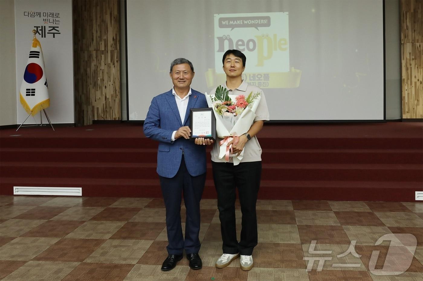 김완근 제주시장&#40;오른쪽&#41;과 백무열 네오플 총무팀 팀장이 기념사진을 찍고 있다.&#40;넥슨 제공&#41;