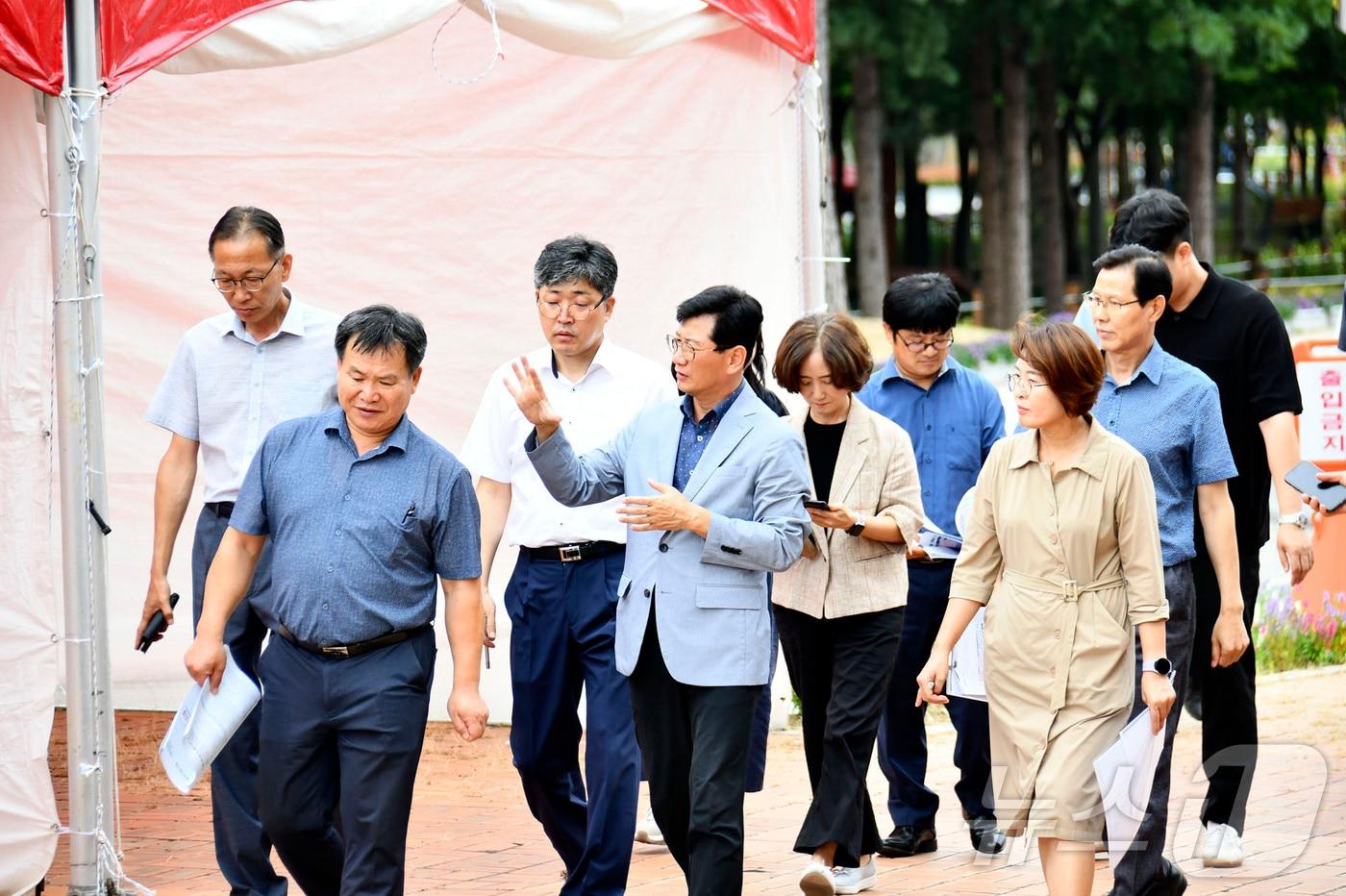 최훈식 장수군수가 2일 &#39;제18회 장수 한우랑사과랑 축제&#39; 현장을 점검했다.&#40;장수군 제공&#41;2024.9.2/뉴스1