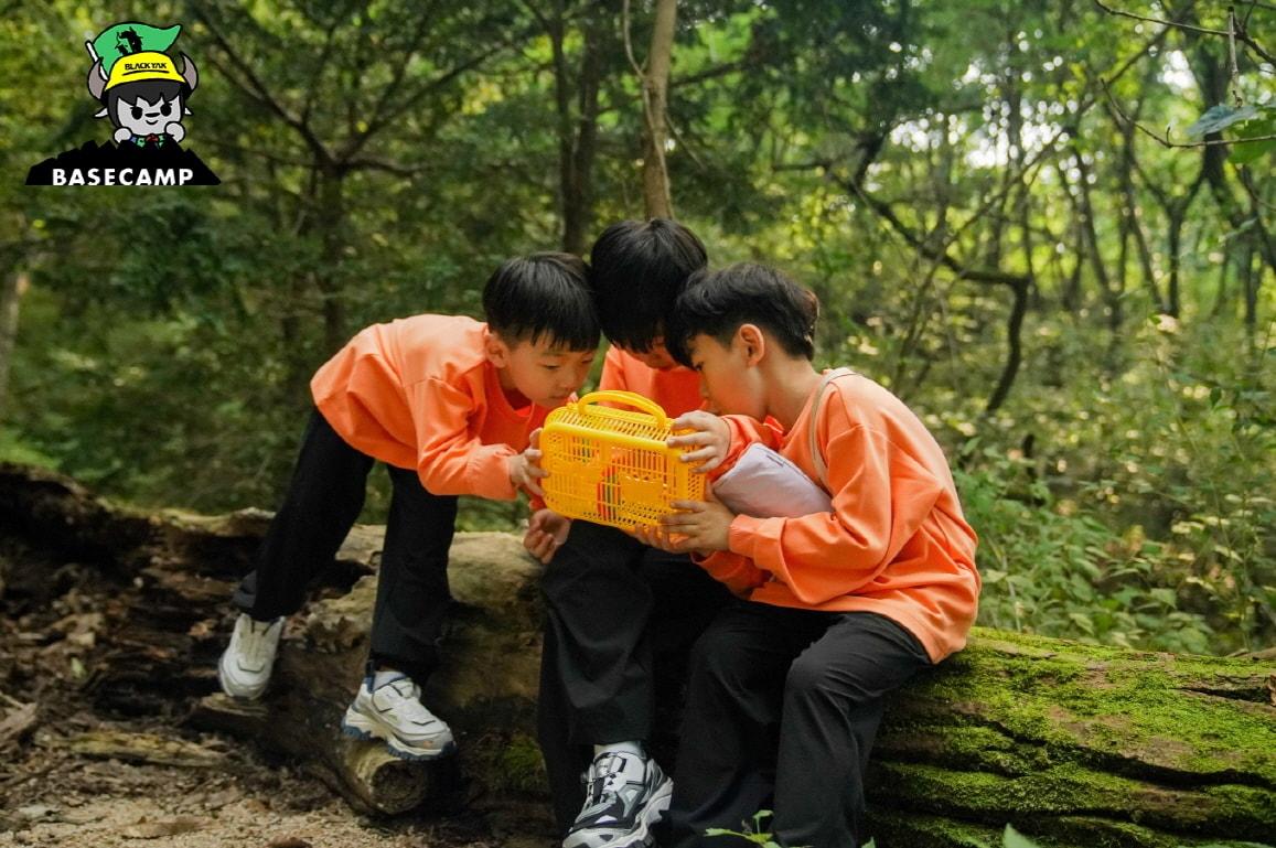 블랙야크 키즈는 23일부터 공식 홈페이지를 통해 서울 도심에서 숲을 탐험할 수 있는 &#39;키즈 베이스캠프 아카데미&#39; 참가자를 모집한다.&#40;블랙야크키즈제공&#41;