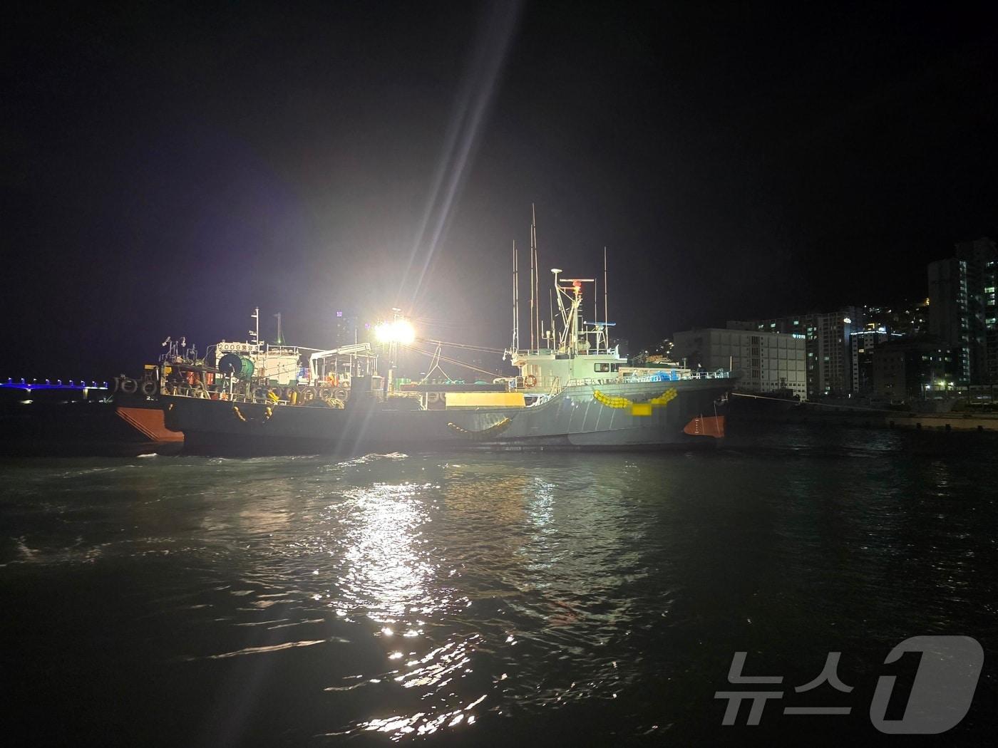 부산 영도구 대교동 남항 인근 해상에서 표류하다 영도대교 교각과 충돌한 59톤급 어선. &#40;부산해경 제공&#41;