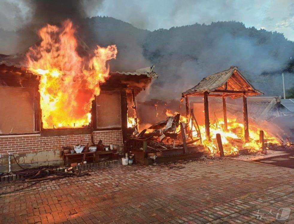   논산 벌곡면 도산리 단독주택 화재현장. &#40;논산소방서 제공&#41; / 뉴스1