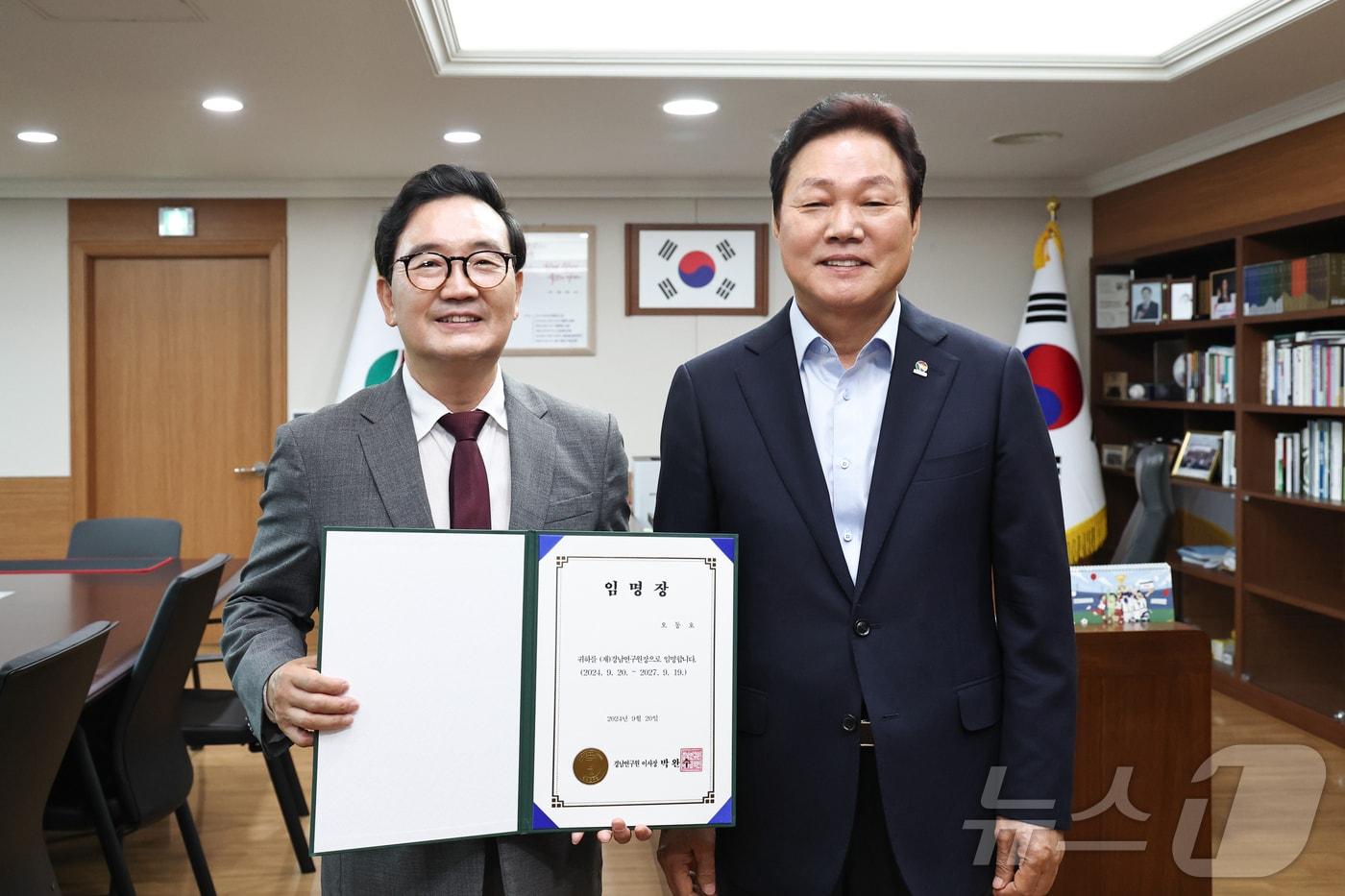 오동호 신임 경남연구원장&#40;왼쪽&#41;이 20일 경남도청에서 임명장을 받고 연구원 이사장인 박완수 경남지사와 기념촬영을 하고 있다.&#40;경남도 제공&#41;