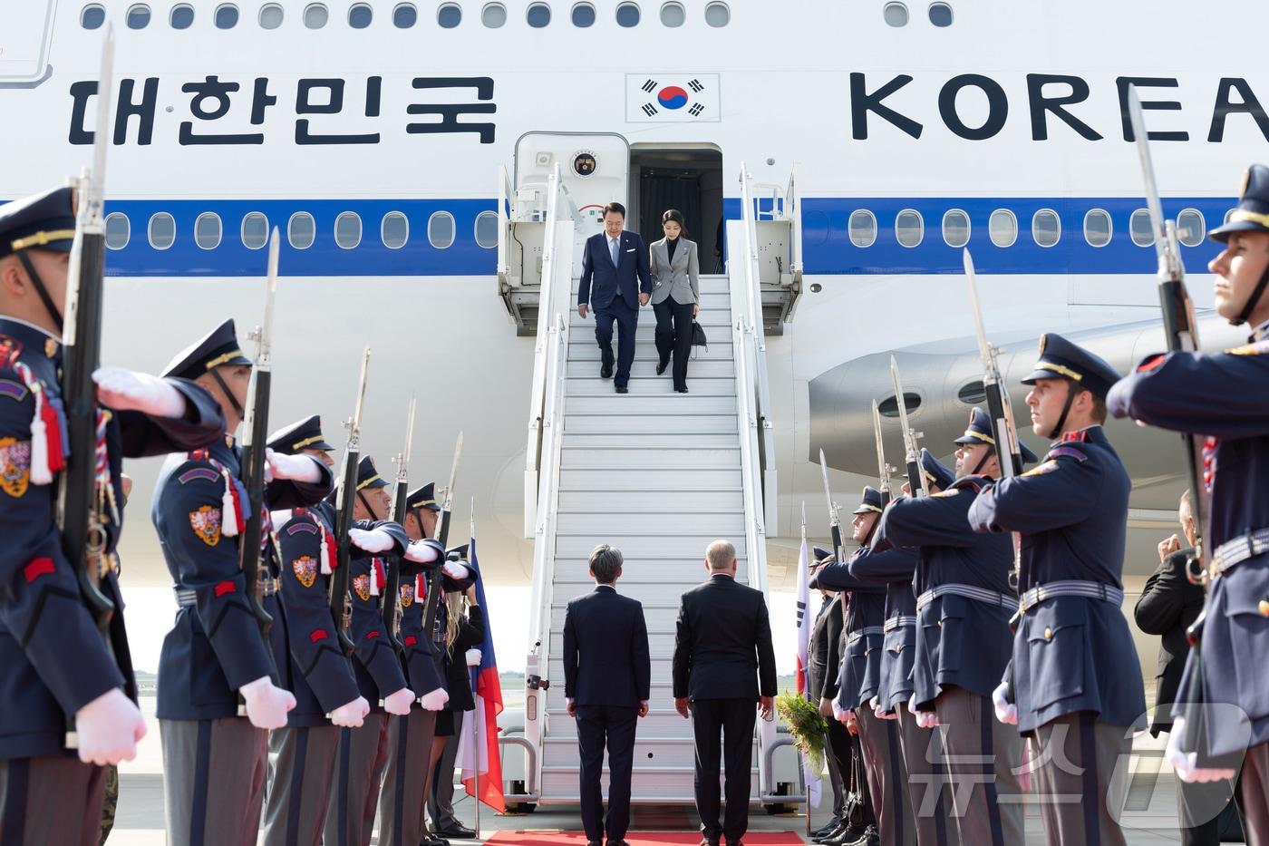 윤석열 대통령과 김건희 여사가 19일&#40;현지시간&#41; 체코 프라하 바츨라프 하벨 국제공항에 도착, 전용기인 공군 1호기에서 내리고 있다. &#40;대통령실 제공&#41; 2024.9.20/뉴스1 ⓒ News1 송원영 기자