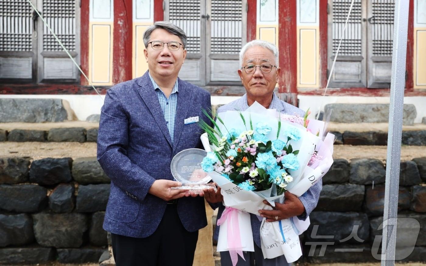 20일 충남 보령 화암서원에서 열린 ‘2024년 토정이지함상’ 시상식에서 구기선 보령시 부시장&#40;왼쪽&#41;과 수상자인 이선희 씨가 기념촬영을 하고 있다. &#40;보령시 제공&#41; /뉴스1