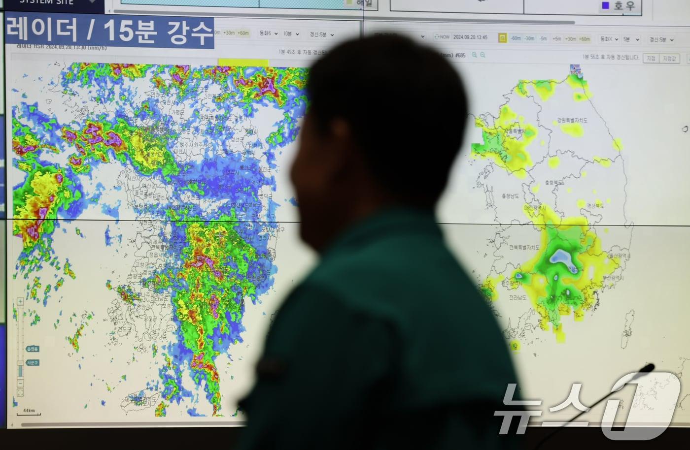 수도권과 강원, 제주와 남부지방 곳곳엔 호우 특보가 내려진 20일 서울 종로구 정부서울청사 중앙재난안전상황실 서울상황센터 모니터에 실시간 강수가 보여지고 있다. 2024.9.20/뉴스1 ⓒ News1 허경 기자