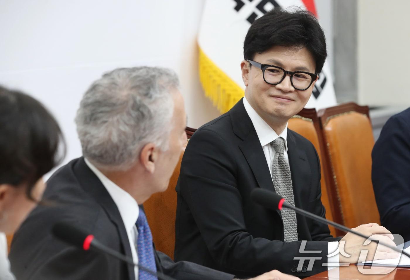 한동훈 국민의힘 대표가 20일 오후 서울 여의도 국회를 찾은 필립 골드버그 주한 미국대사를 만나 인사말을 듣고 있다. 2024.9.20/뉴스1 ⓒ News1 이광호 기자