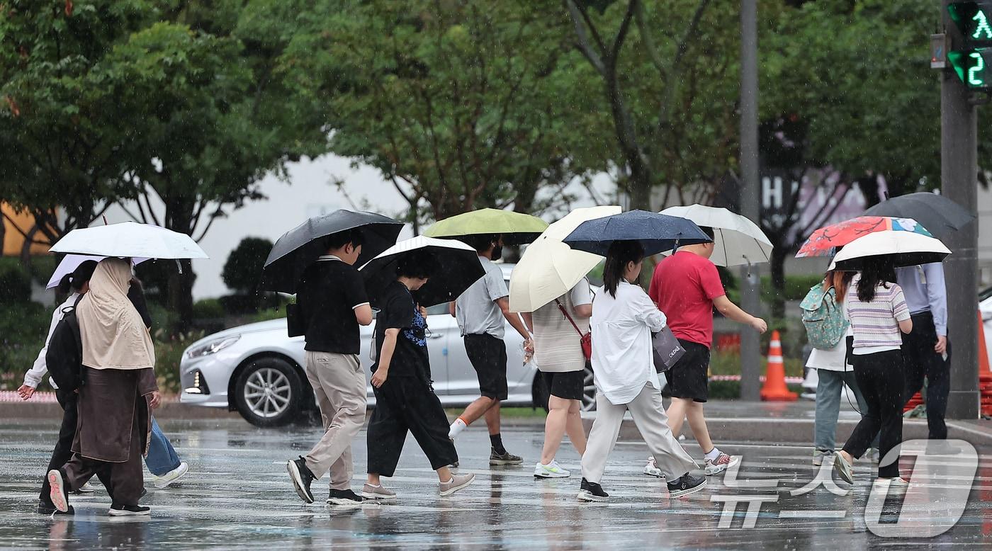 비 내리는 20일 오후 서울 세종대로사거리 횡단보도에서 우산을 쓴 시민들이 이동하고 있다.  2024.9.20/뉴스1 ⓒ News1 김진환 기자