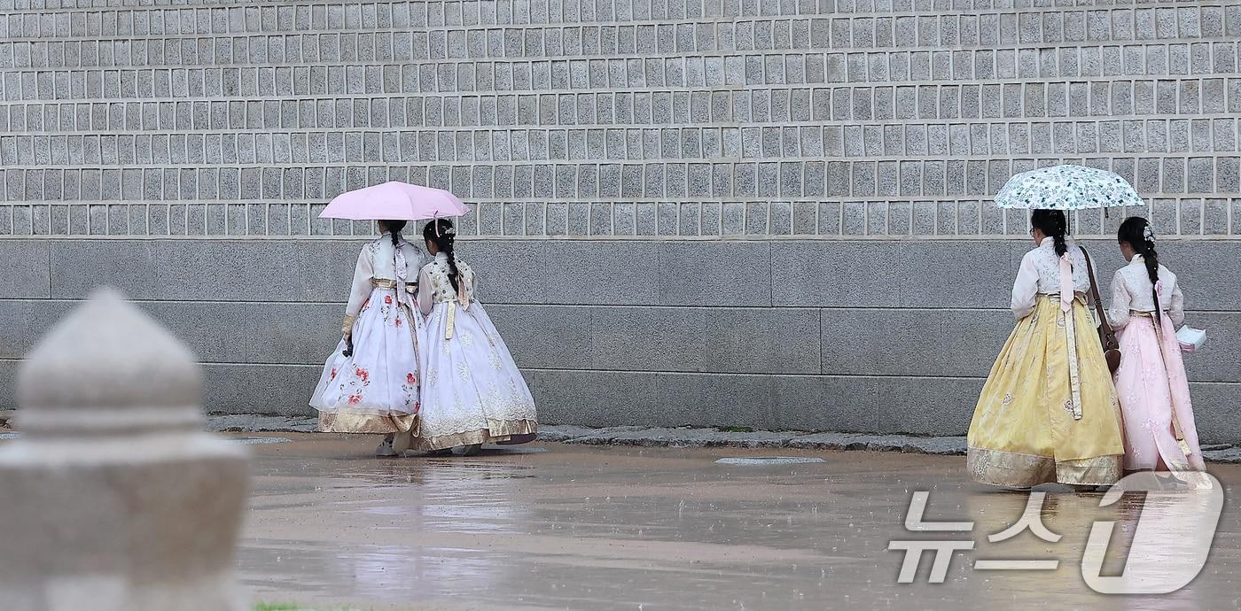 비가 내리는 20일 오후 서울 종로구 경복궁을 찾은 외국인 관광객들이 우산을 쓴 채 이동하고 있다. 2024.9.20/뉴스1 ⓒ News1 김진환 기자