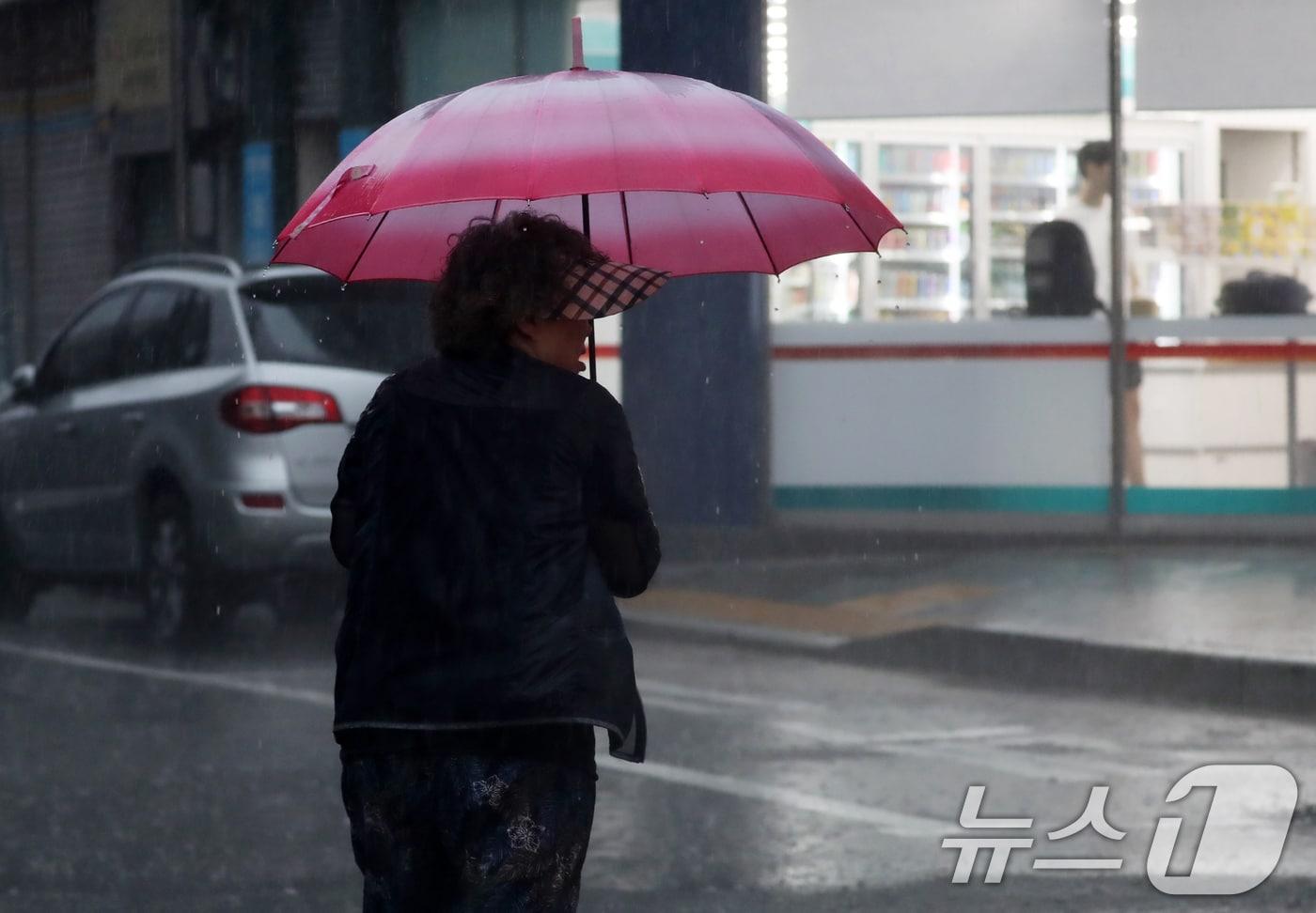 한 도로에서 우산을 쓴 시민들이 이동하고 있다. &#40;사진은 기사 내용과 무관함&#41; / 뉴스1 ⓒ News1