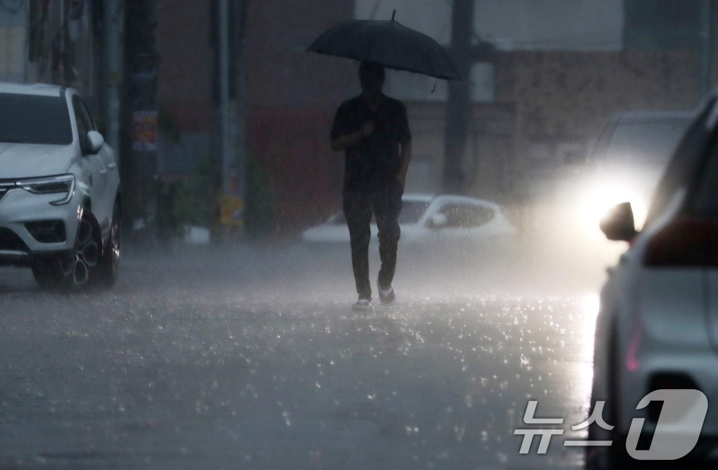 경남 대부분 지역에 호우특보가 발효된 20일 오후 양산 하북면 한 도로에서 우산을 쓴 시민이 이동하고 있다. 2024.9.20/뉴스1 ⓒ News1 윤일지 기자