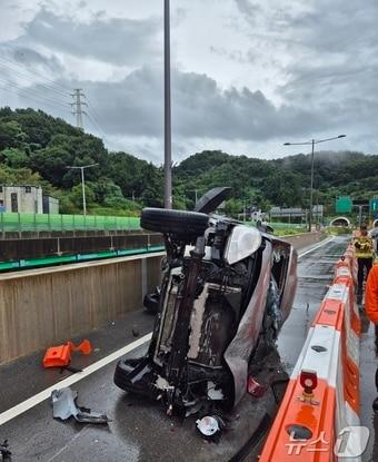 20일 오후 4시 20분쯤 광주 동구 지산동 제2순환도로 지산터널 인근에서 스타렉스가 중앙분리대를 들이받고 전도되는 사고가 발생했다. 사진은 현장 모습. &#40;광주 동부소방 제공&#41; 2024.9.20/뉴스1