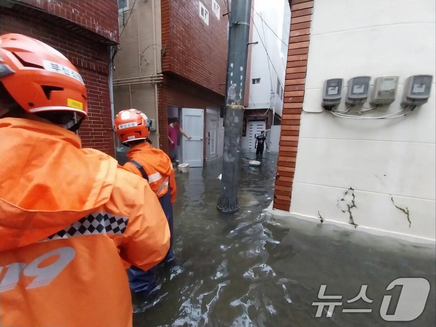 21일 오전 부산 부산진구 한 주택가 골목이 집중호우로 인해 물에 잠겨 있다. &#40;부산소방재난본부 제공&#41; 2024.9.21/뉴스1 ⓒ News1 윤일지 기자