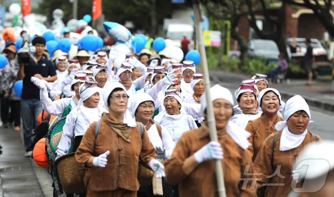 21일 오전 제주시 구좌읍 제주해녀박물관 일대에서 열린 제17회 제주해녀축제에서 제주해녀들이 거리 퍼레이드를 하고 있다. 2024.9.21/뉴스1 ⓒ News1 강승남 기자