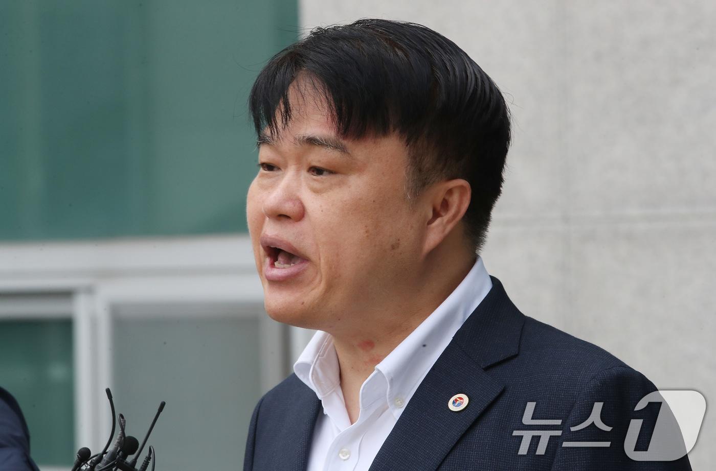 임현택 대한의사협회 회장이 21일 서울 성북경찰서에서 의료계 집단행동에 동참하지 않은 의사·의대생의 신상 정보가 담긴 블랙리스트를 작성 혐의로 구속된 전공의 면회를 마치고 취재진의 질문에 답하고 있다. 2024.9.21/뉴스1 ⓒ News1 임세영 기자