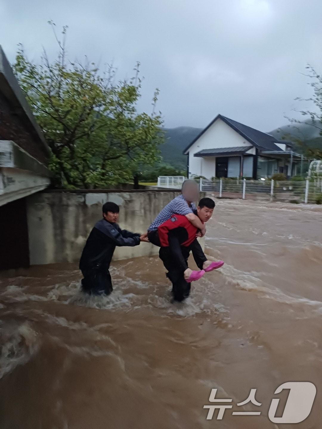 9월 전남 여수시 소라면 사곡리에서 집중호우로 인해 주택이 침수되면서 고립된 주민을 출동한 소방대원들이 구조하는 모습. 기사 내용과 무관. &#40;소방청 제공&#41;