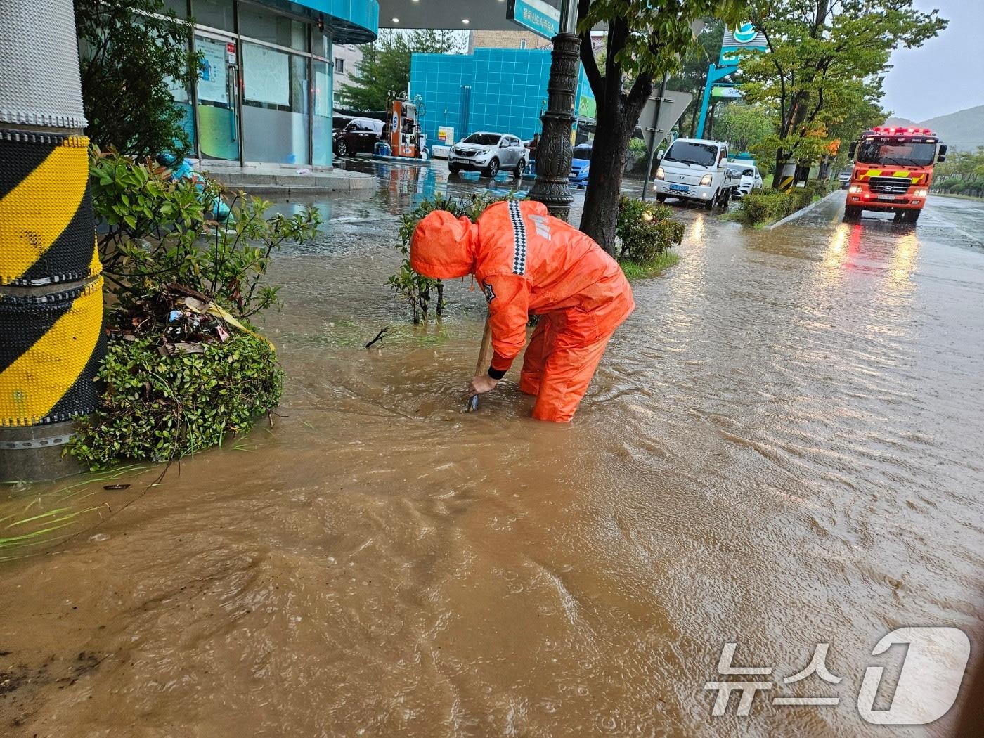 21일 경남 김해시 관동동에서 집중호우로 인해 도로가 침수돼 출동한 소방대원이 배수작업을 하는 모습. &#40;소방청 제공&#41; 